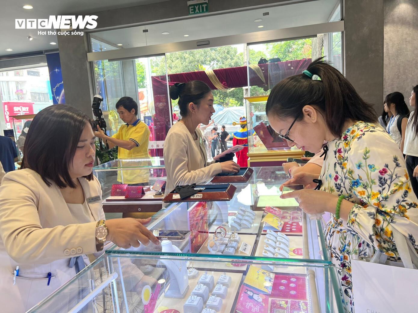 Mỗi khách được mua tối đa 5 chỉ vàng nhẫn trong ngày vía thần Tài - 9