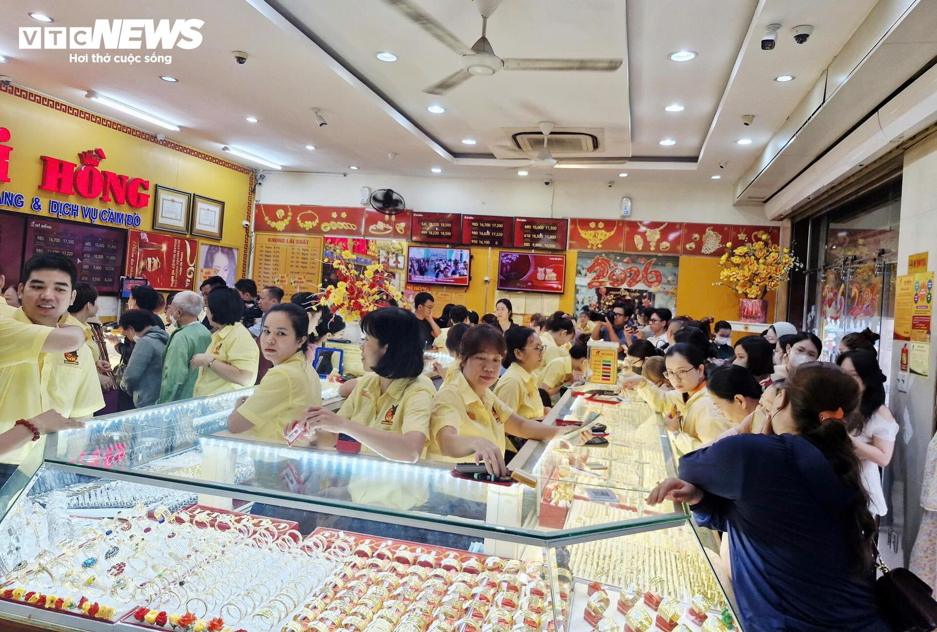 Mỗi khách được mua tối đa 5 chỉ vàng nhẫn trong ngày vía thần Tài - 2