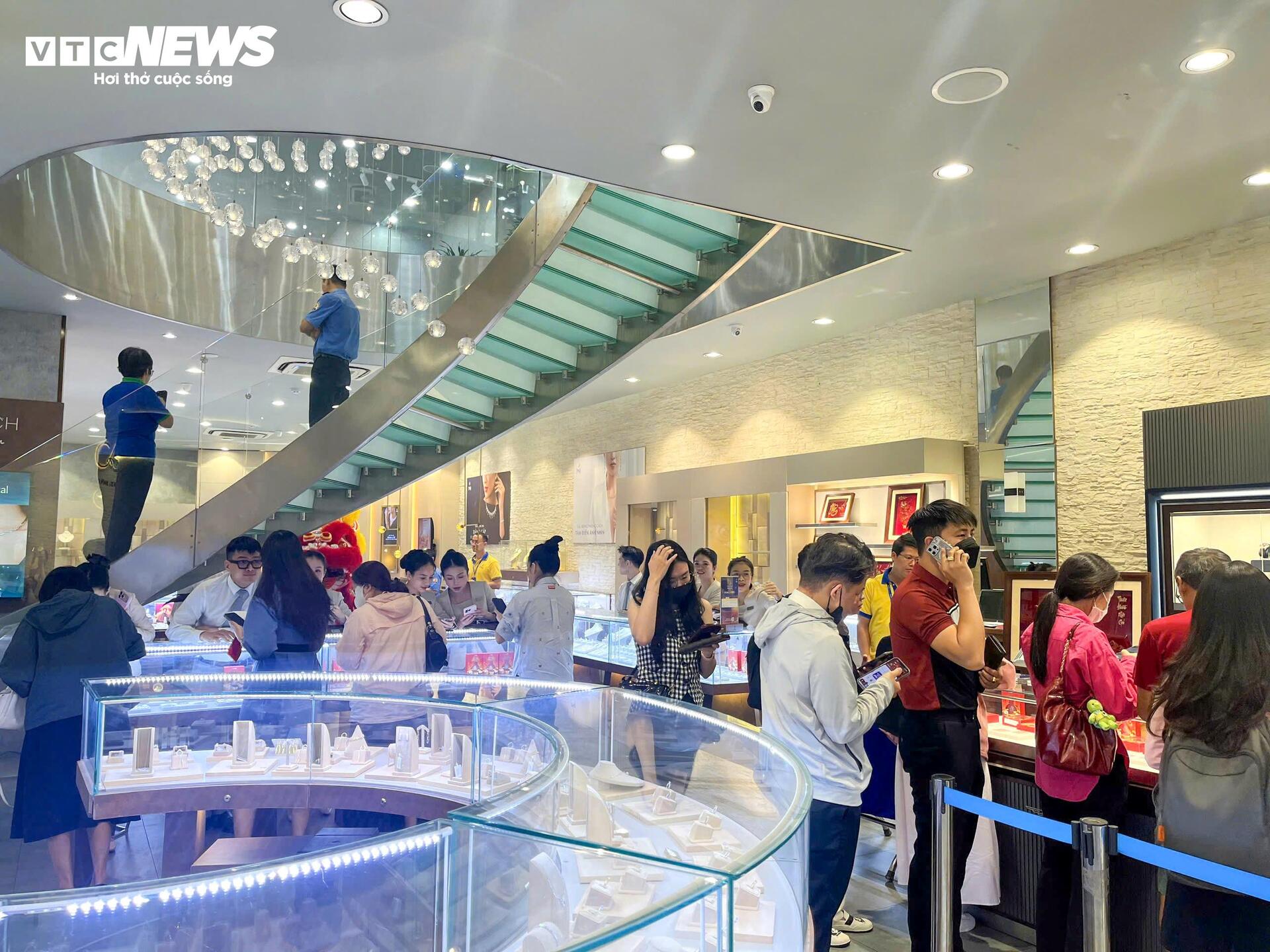 Mỗi khách được mua tối đa 5 chỉ vàng nhẫn trong ngày vía thần Tài - 11