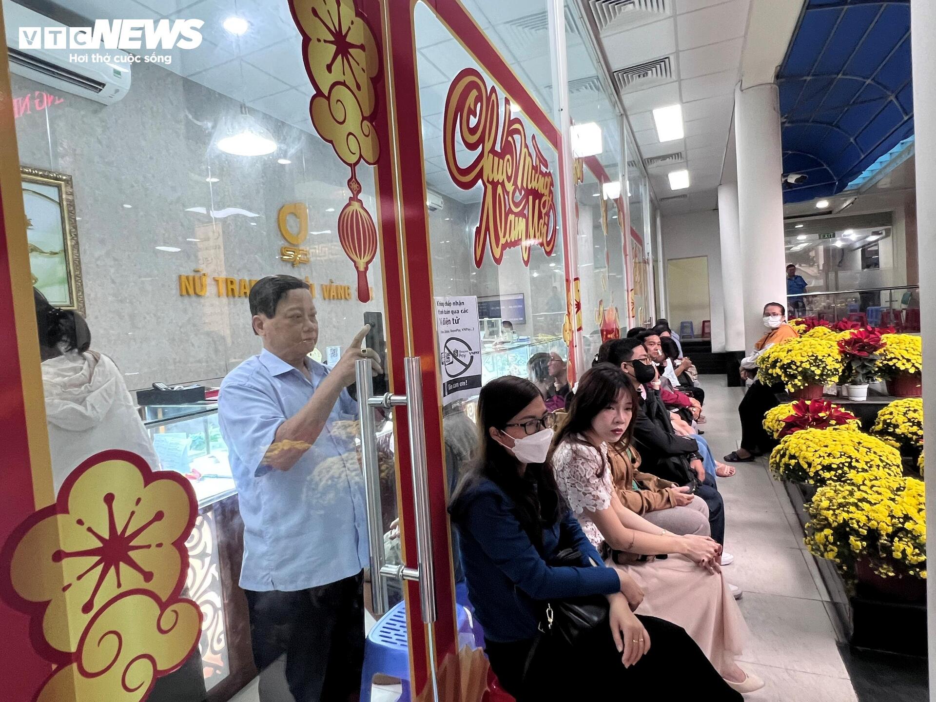 Mỗi khách được mua tối đa 5 chỉ vàng nhẫn trong ngày vía thần Tài - 6