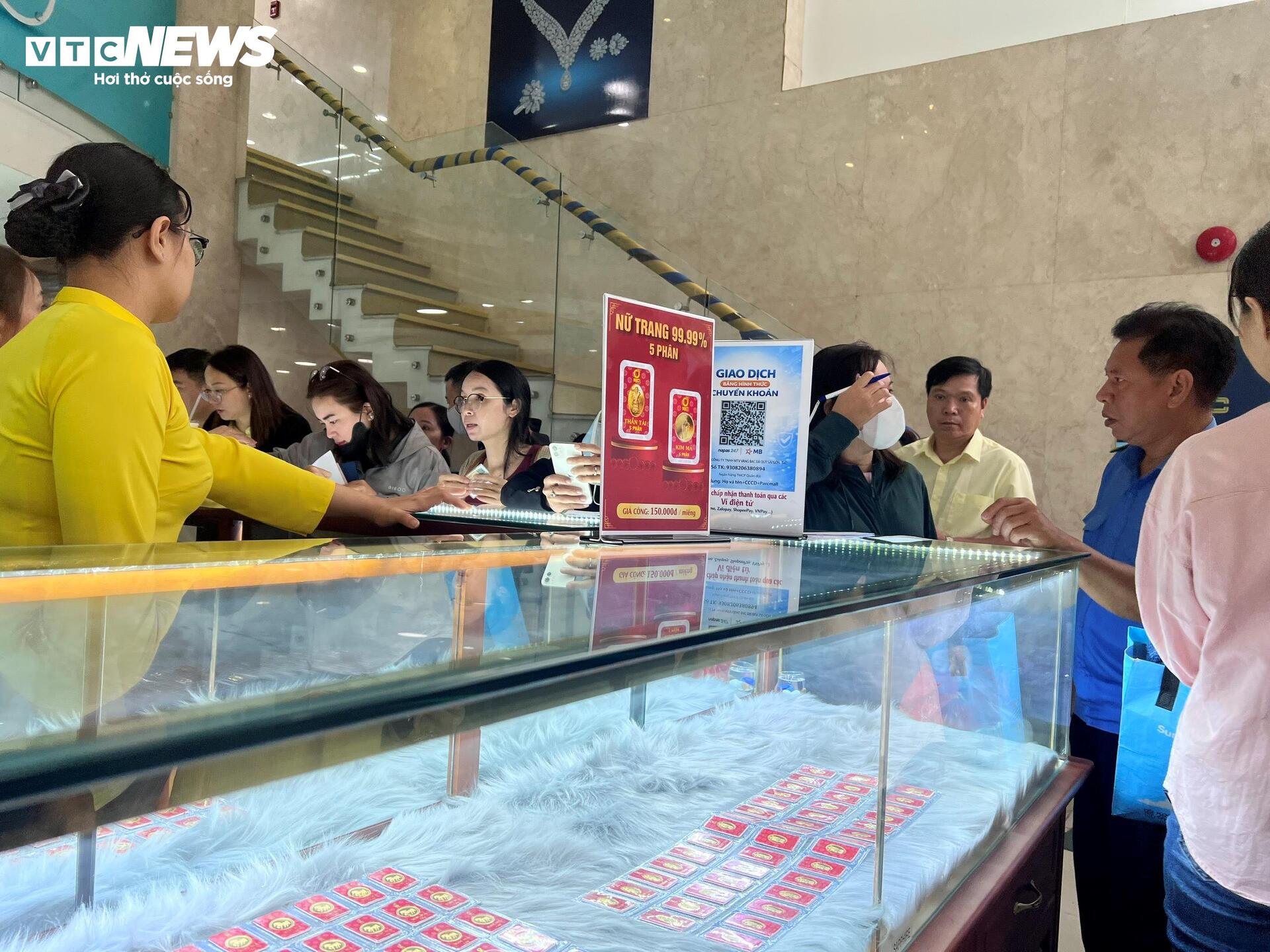 Mỗi khách được mua tối đa 5 chỉ vàng nhẫn trong ngày vía thần Tài - 7