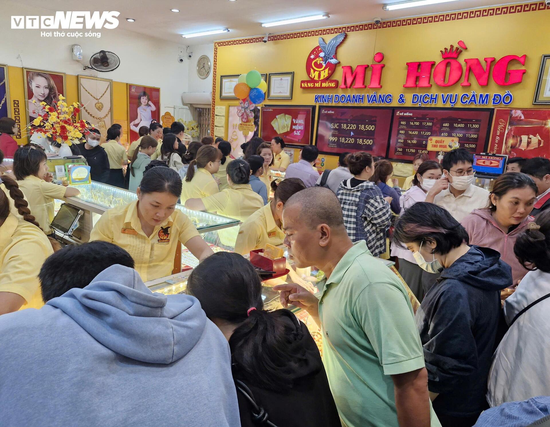 Mỗi khách được mua tối đa 5 chỉ vàng nhẫn trong ngày vía thần Tài - 15