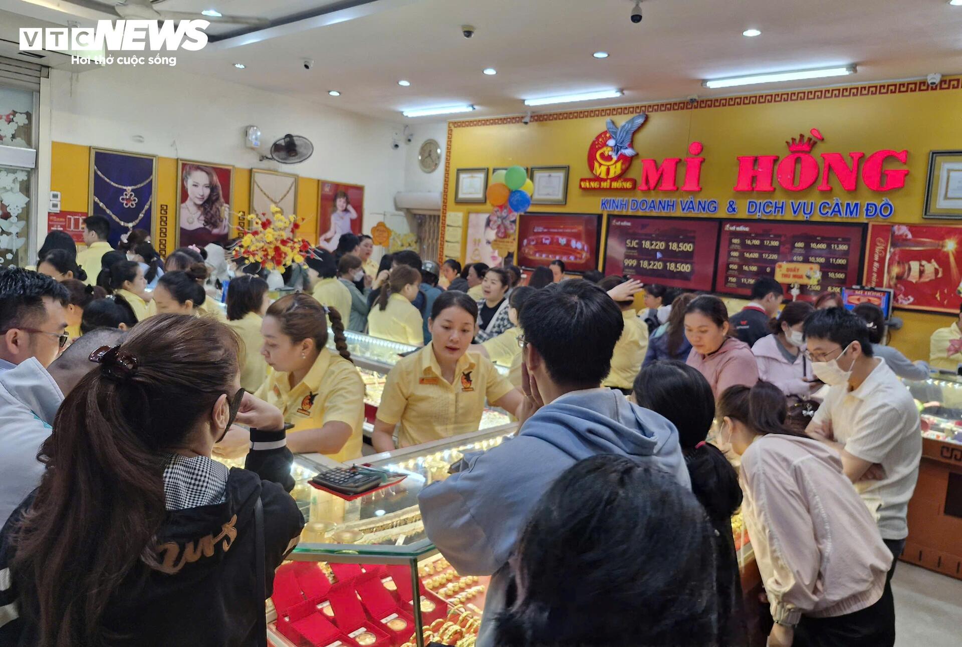 Mỗi khách được mua tối đa 5 chỉ vàng nhẫn trong ngày vía thần Tài - 16