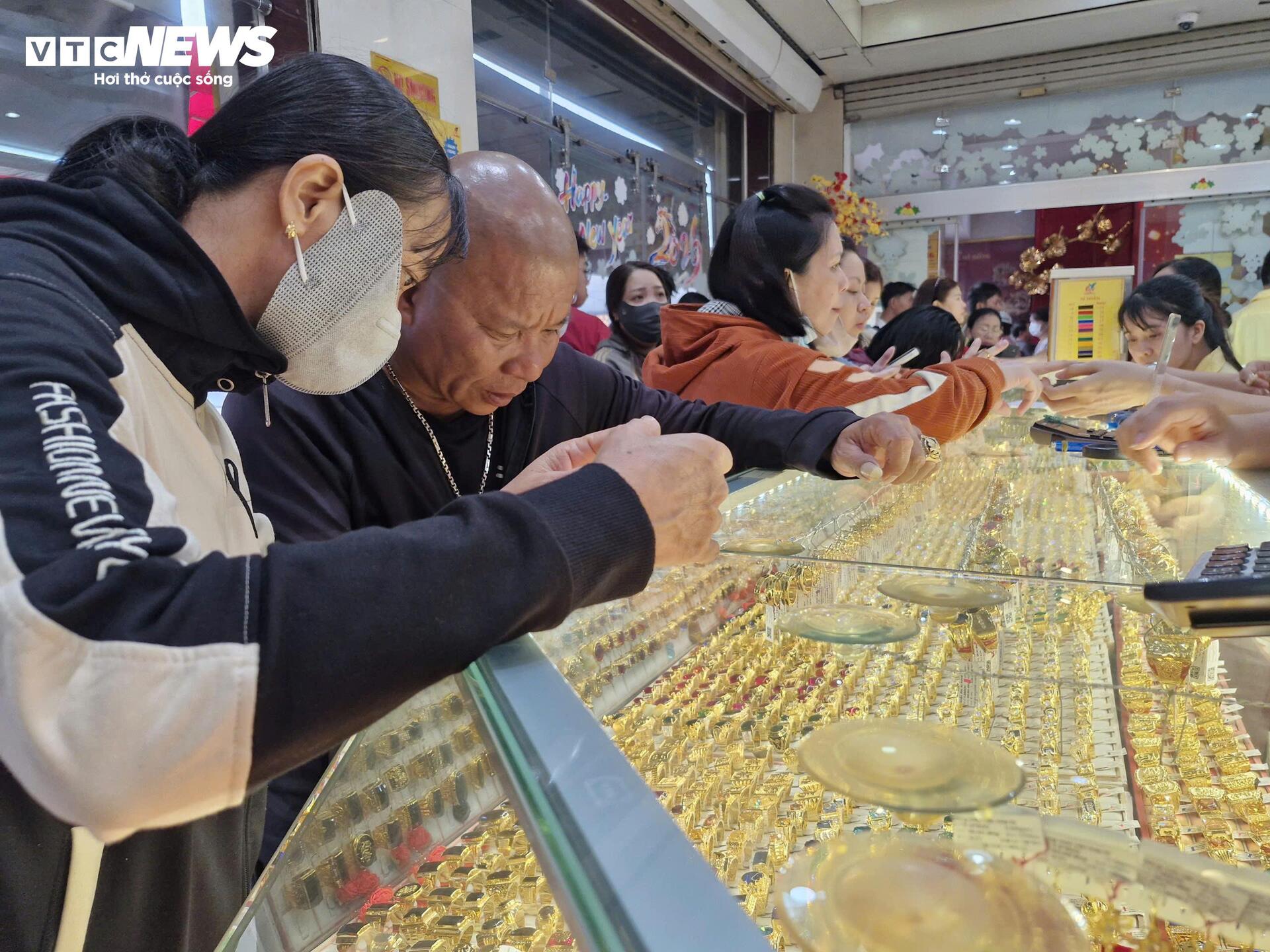Mỗi khách được mua tối đa 5 chỉ vàng nhẫn trong ngày vía thần Tài - 1