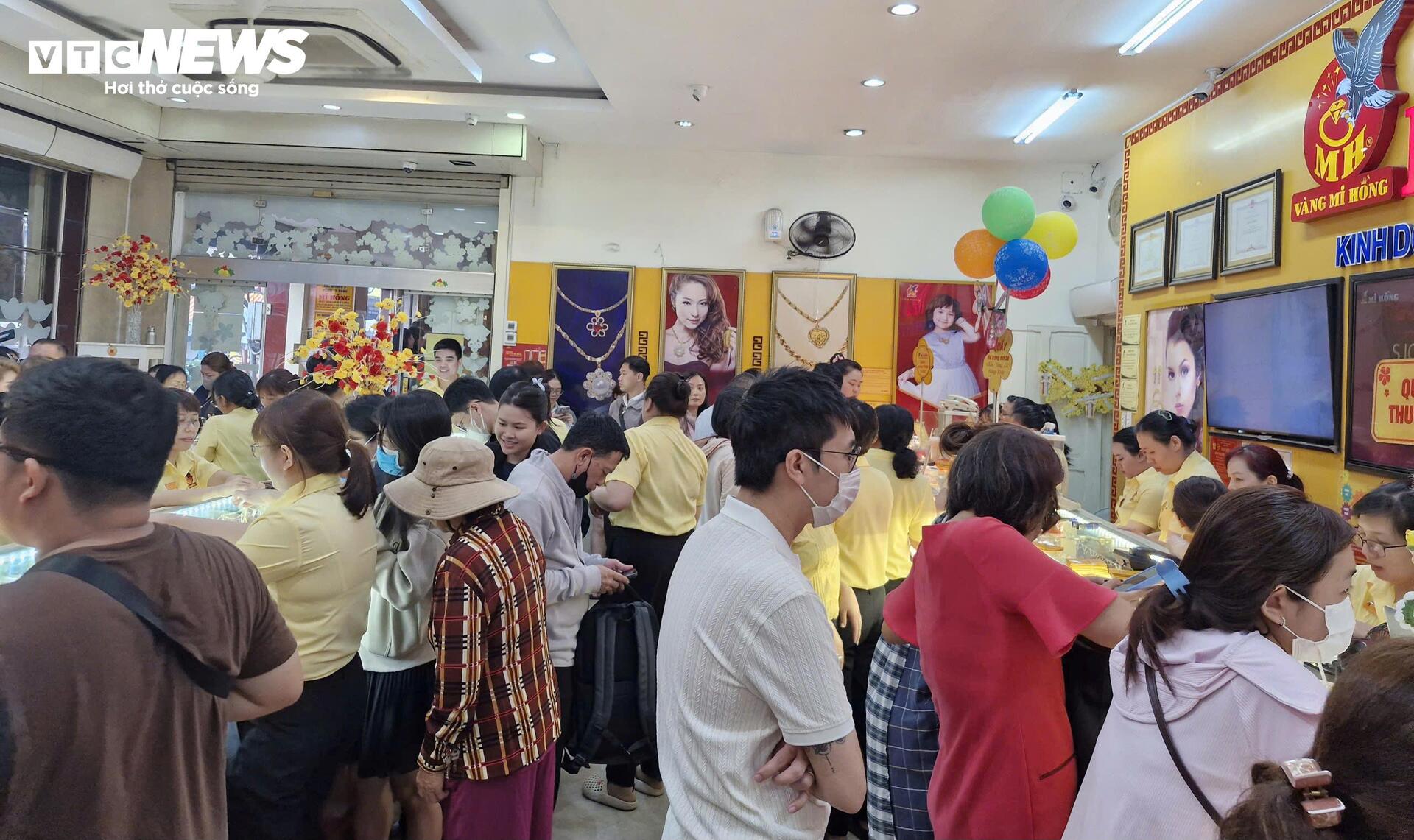 Mỗi khách được mua tối đa 5 chỉ vàng nhẫn trong ngày vía thần Tài - 12