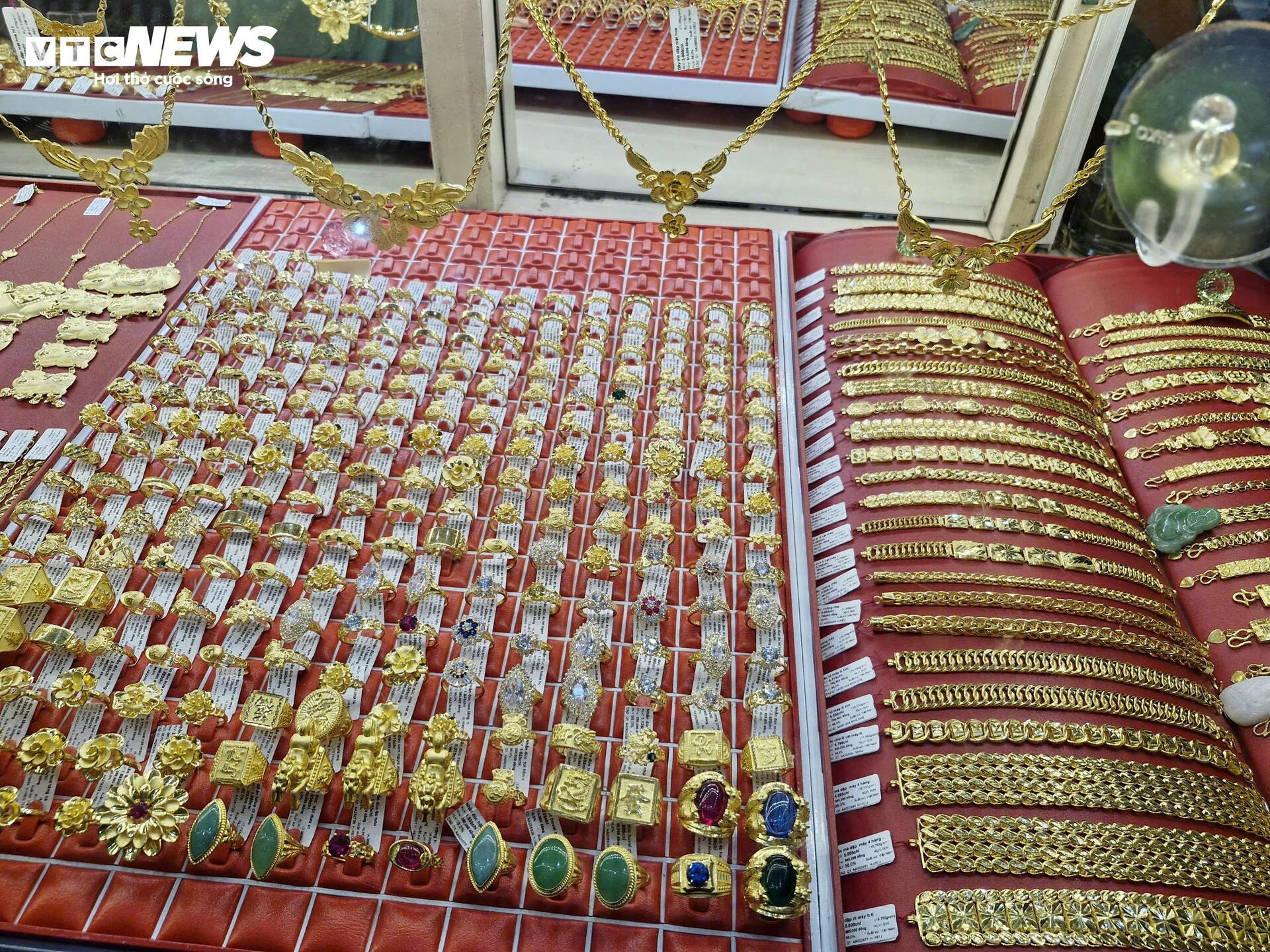 Mỗi khách được mua tối đa 5 chỉ vàng nhẫn trong ngày vía thần Tài - 4