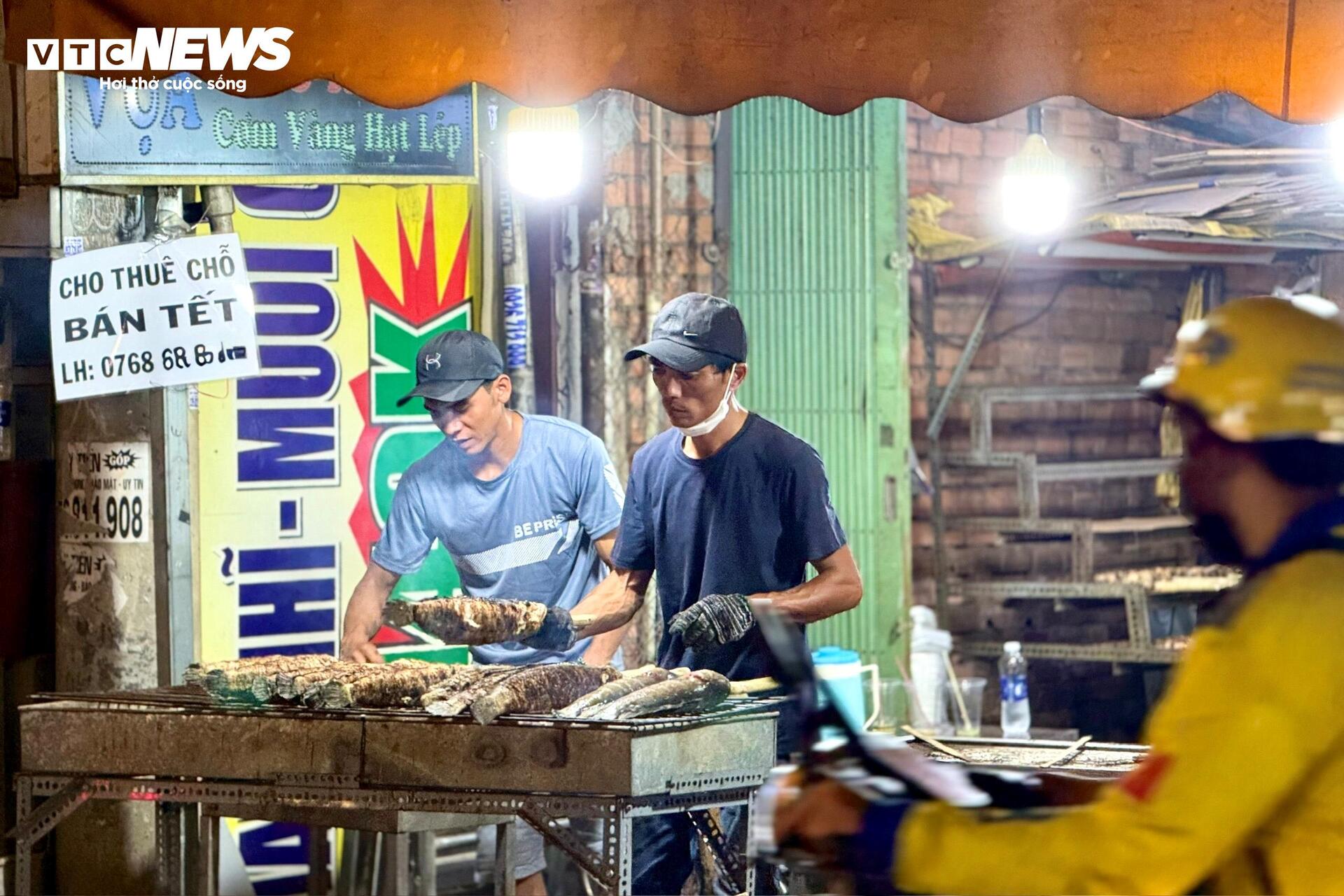 Phố cá lóc nướng TP.HCM dè dặt vào mùa Thần Tài - 14