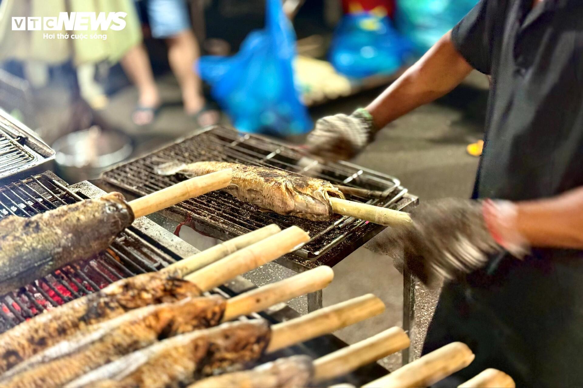 Phố cá lóc nướng TP.HCM dè dặt vào mùa Thần Tài - 15