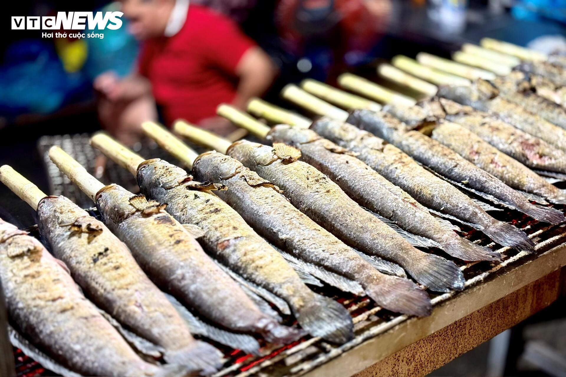 Phố cá lóc nướng TP.HCM dè dặt vào mùa Thần Tài - 4