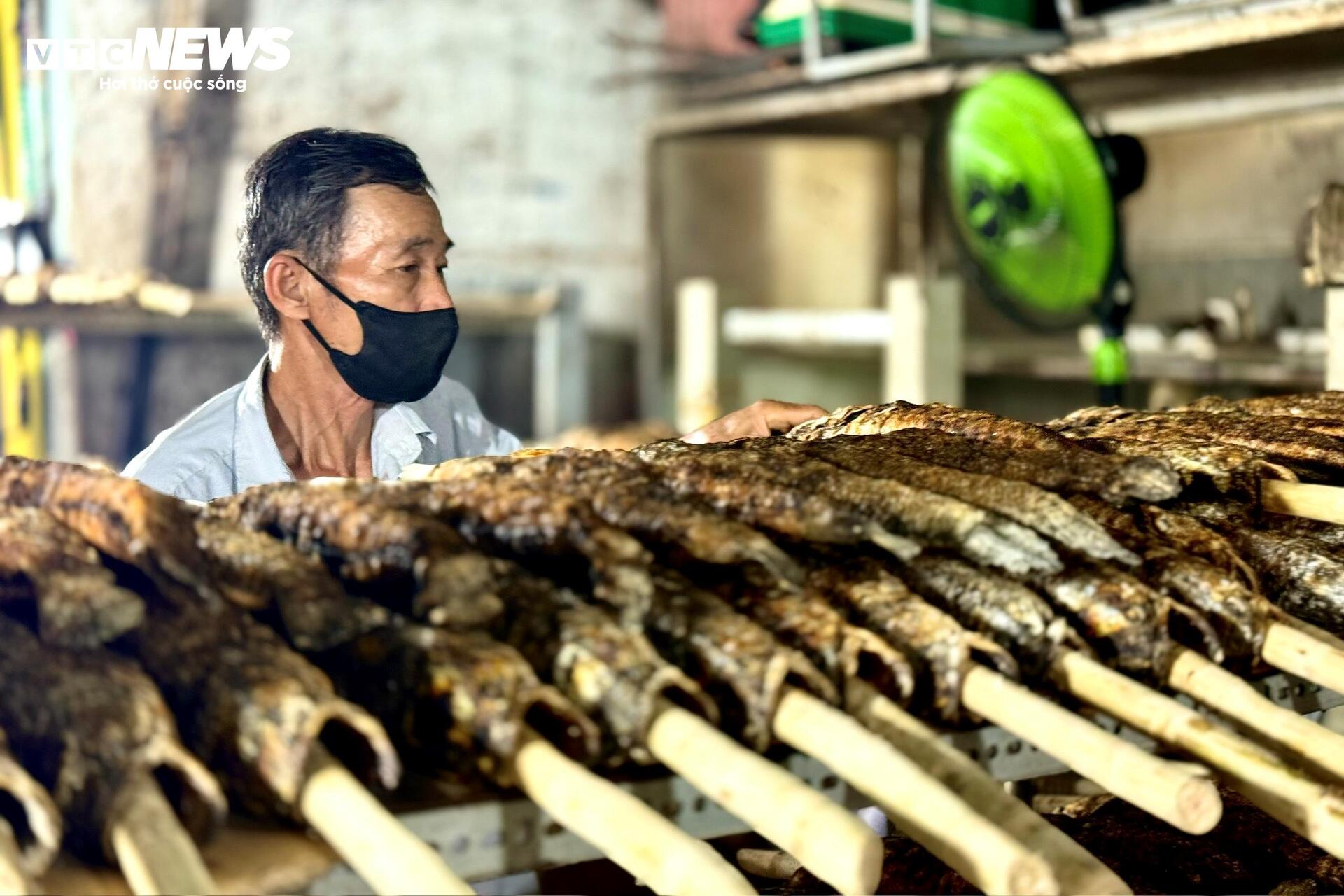 Phố cá lóc nướng TP.HCM dè dặt vào mùa Thần Tài - 16
