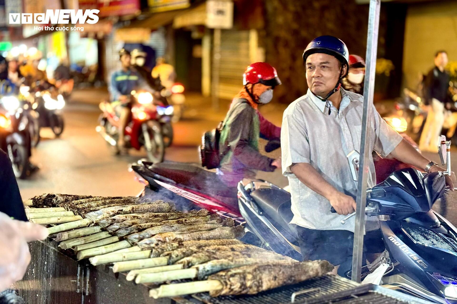 Phố cá lóc nướng TP.HCM dè dặt vào mùa Thần Tài - 7