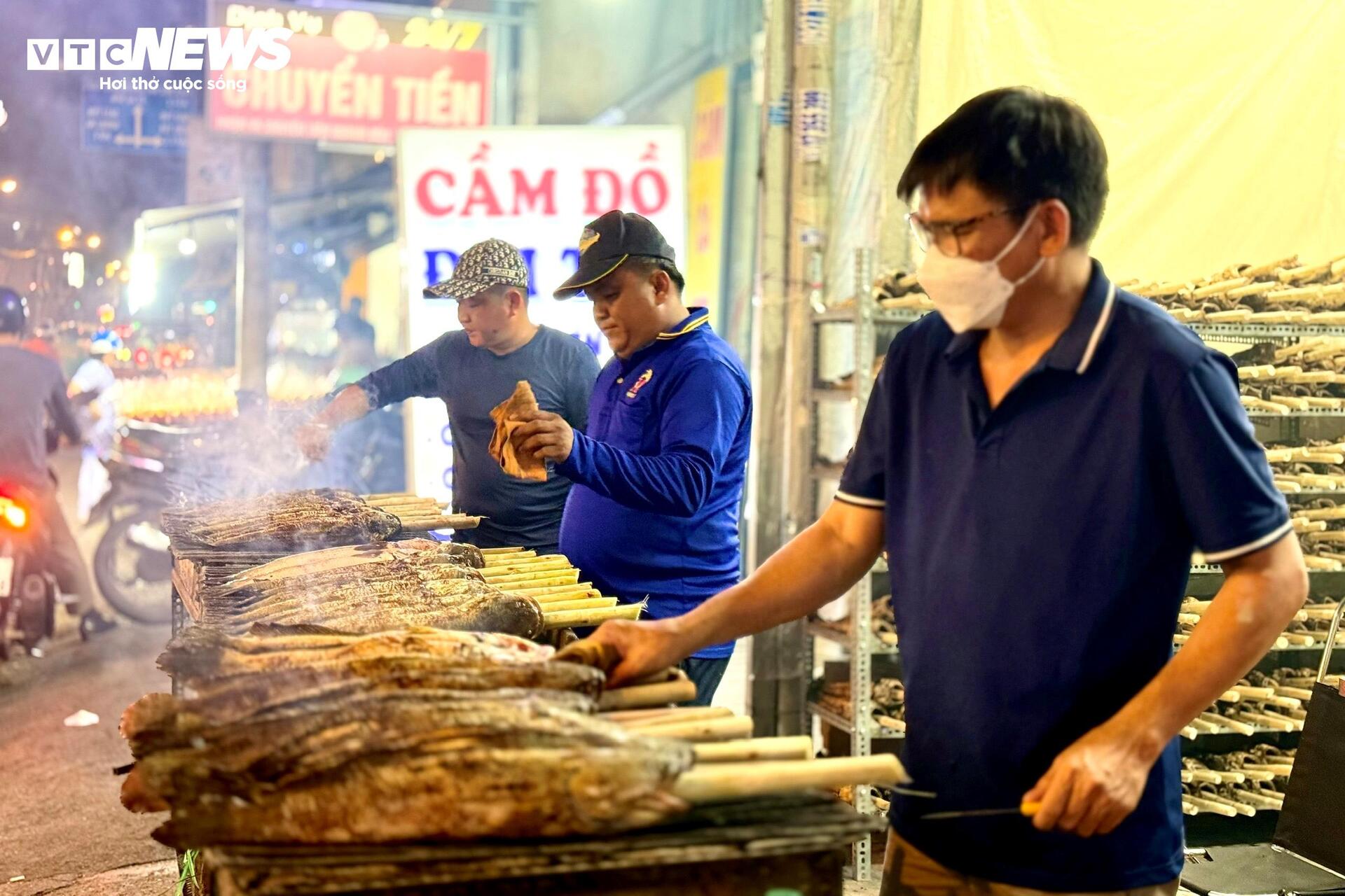 Phố cá lóc nướng TP.HCM dè dặt vào mùa Thần Tài - 3