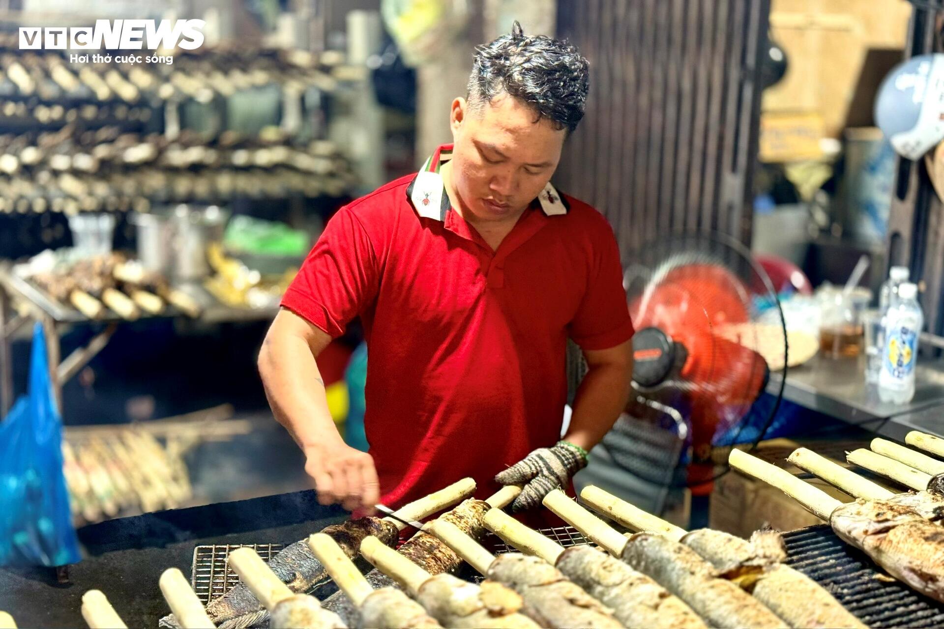 Phố cá lóc nướng TP.HCM dè dặt vào mùa Thần Tài - 13