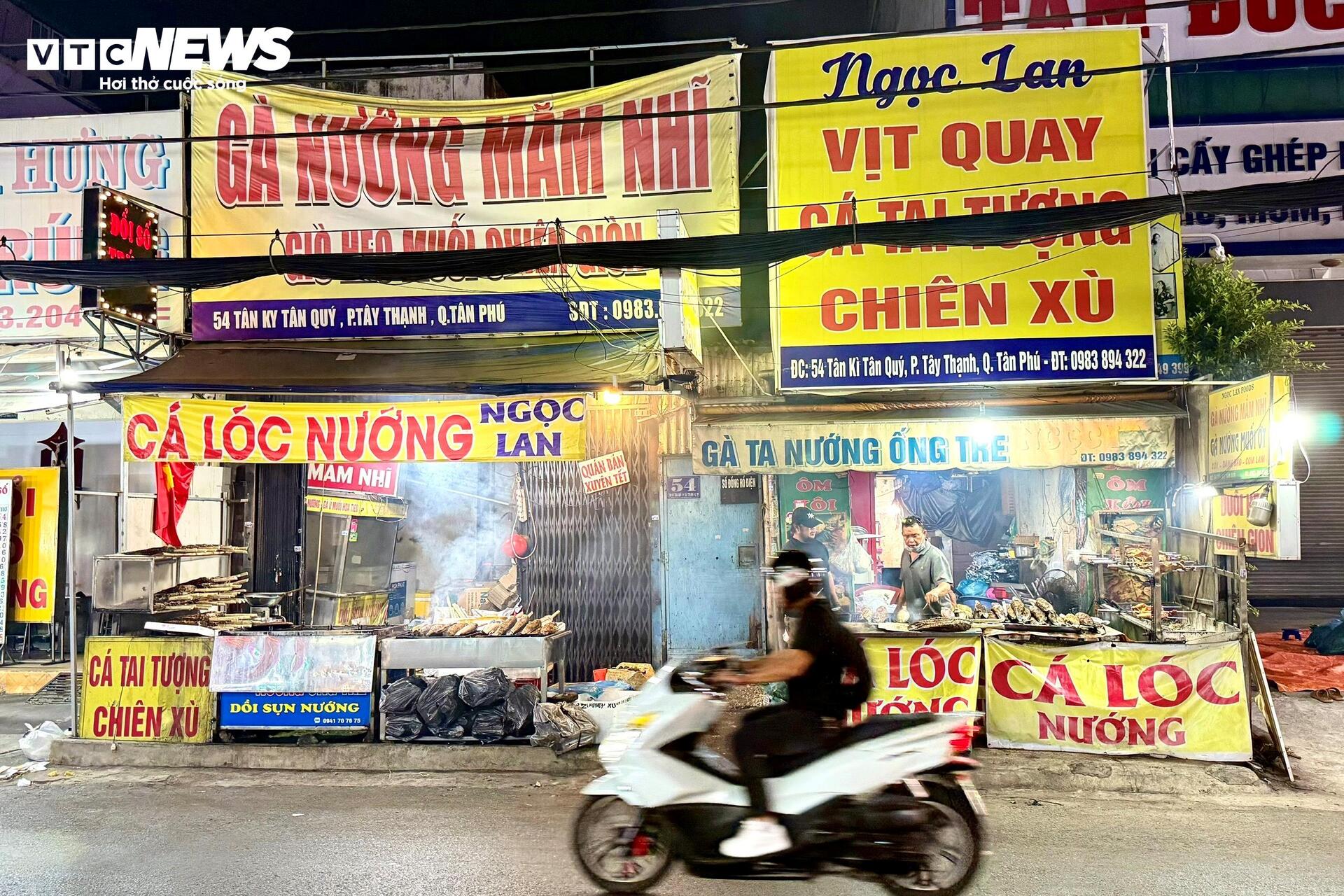 Phố cá lóc nướng TP.HCM dè dặt vào mùa Thần Tài - 1