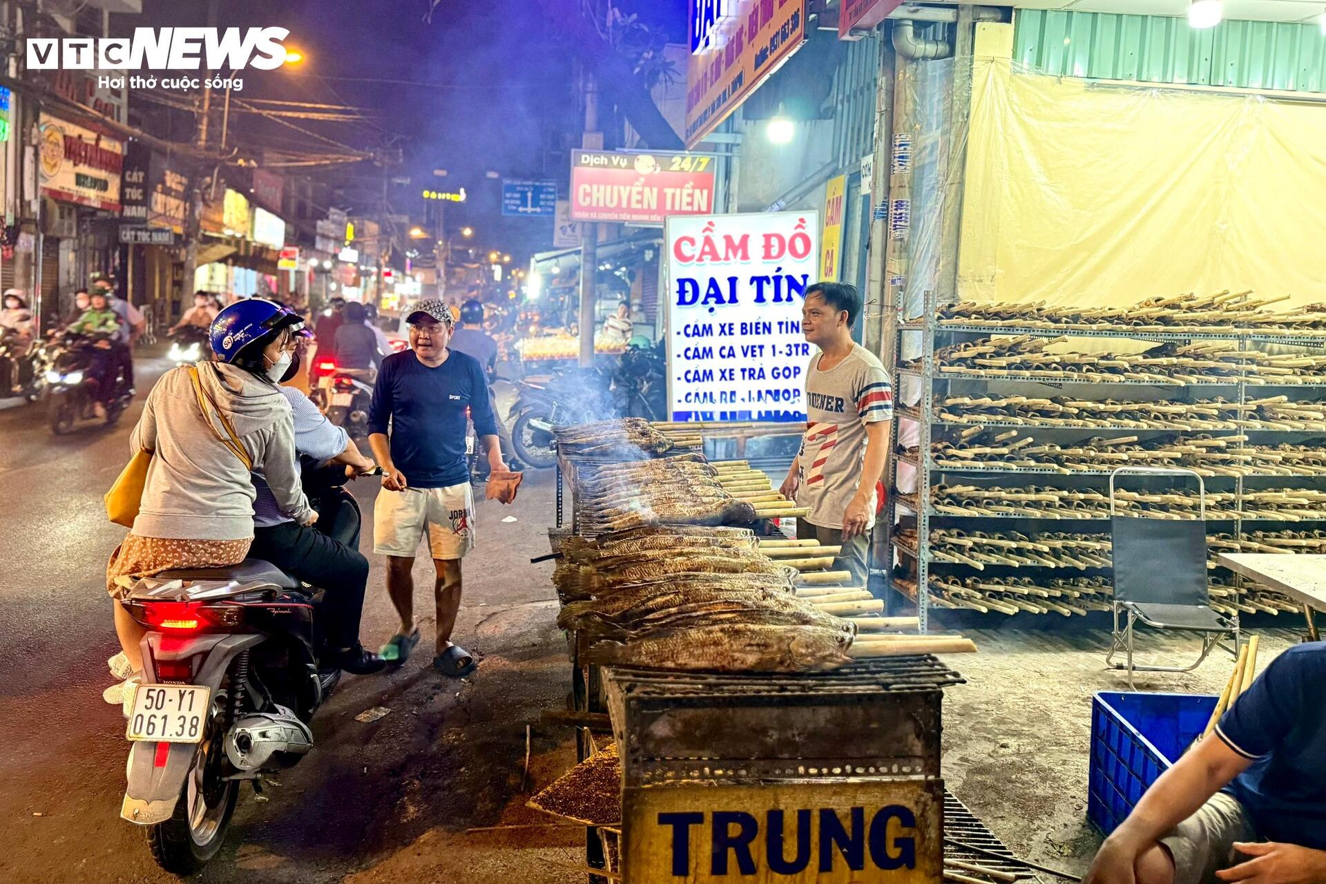 Phố cá lóc nướng TP.HCM dè dặt vào mùa Thần Tài - 2