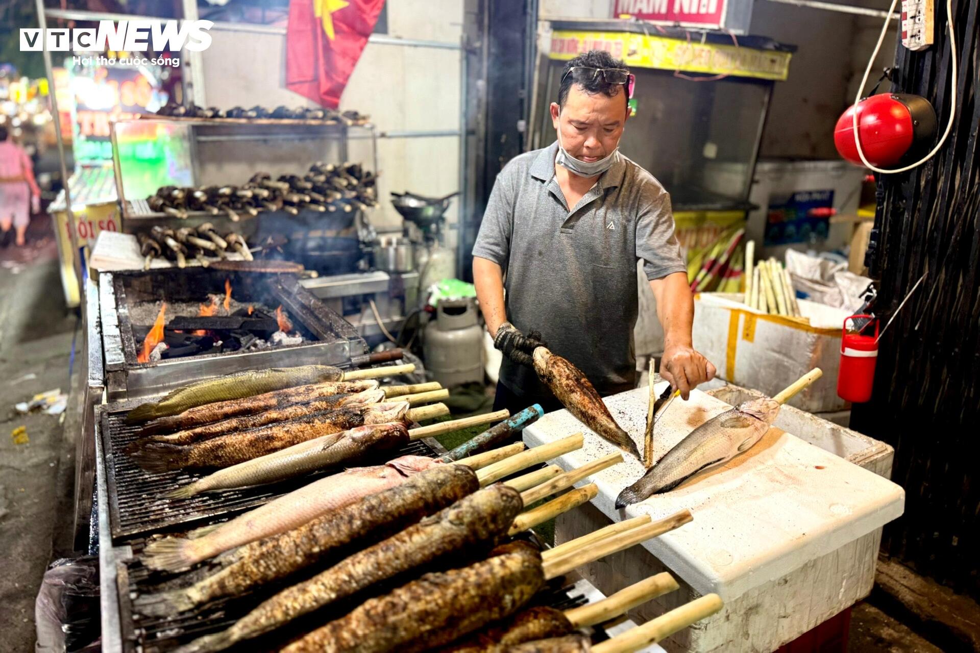 Phố cá lóc nướng TP.HCM dè dặt vào mùa Thần Tài - 12