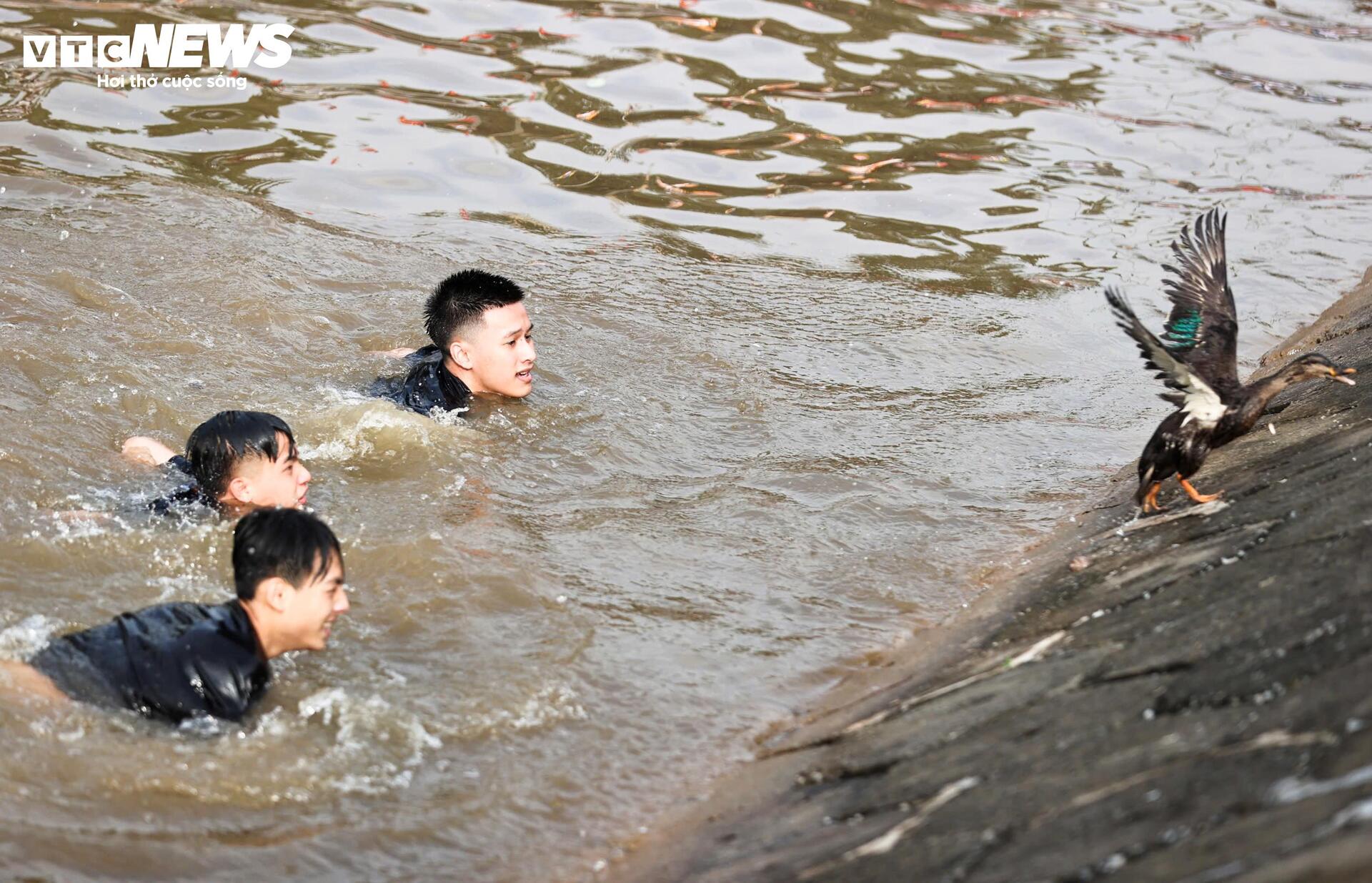 Trai gái làng gốm ở Hà Nội ngụp lặn săn ‘lộc vịt’ đầu xuân - 9