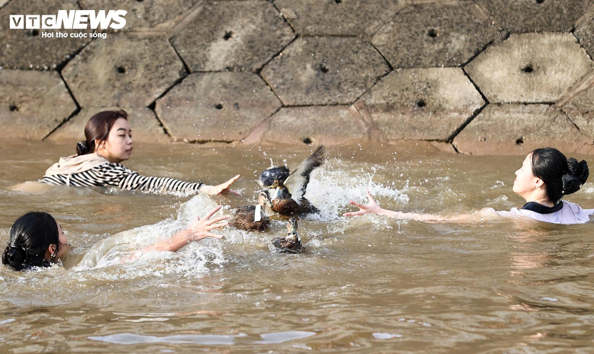 Trai gái làng gốm ở Hà Nội ngụp lặn săn ‘lộc vịt’ đầu xuân - 7