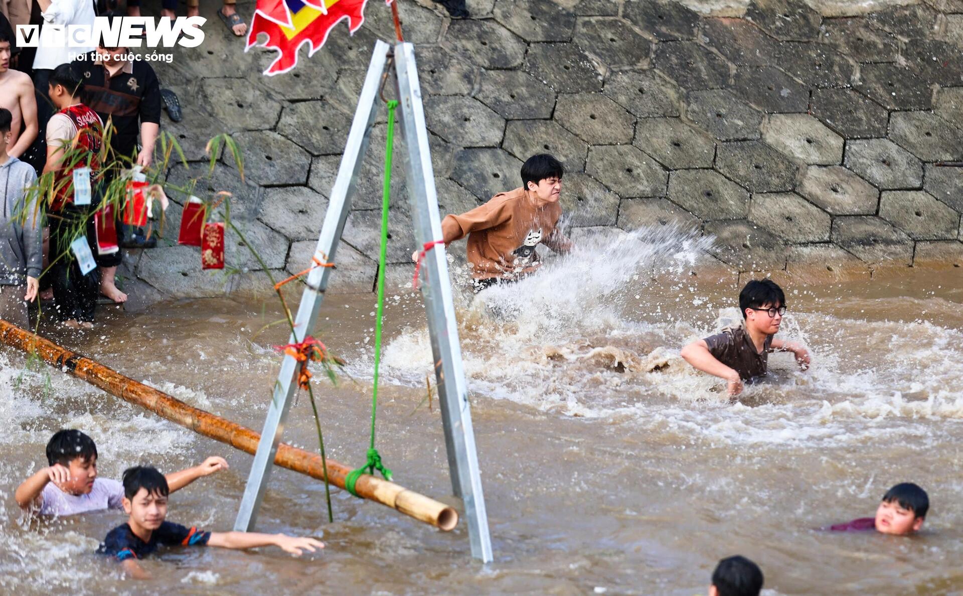 Trai gái làng gốm ở Hà Nội ngụp lặn săn ‘lộc vịt’ đầu xuân - 11