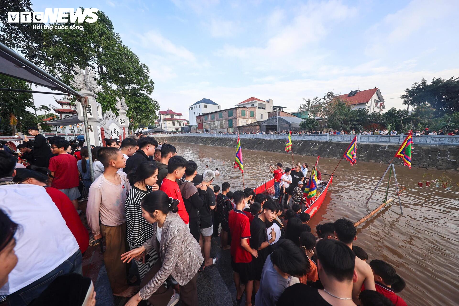 Trai gái làng gốm ở Hà Nội ngụp lặn săn ‘lộc vịt’ đầu xuân - 4