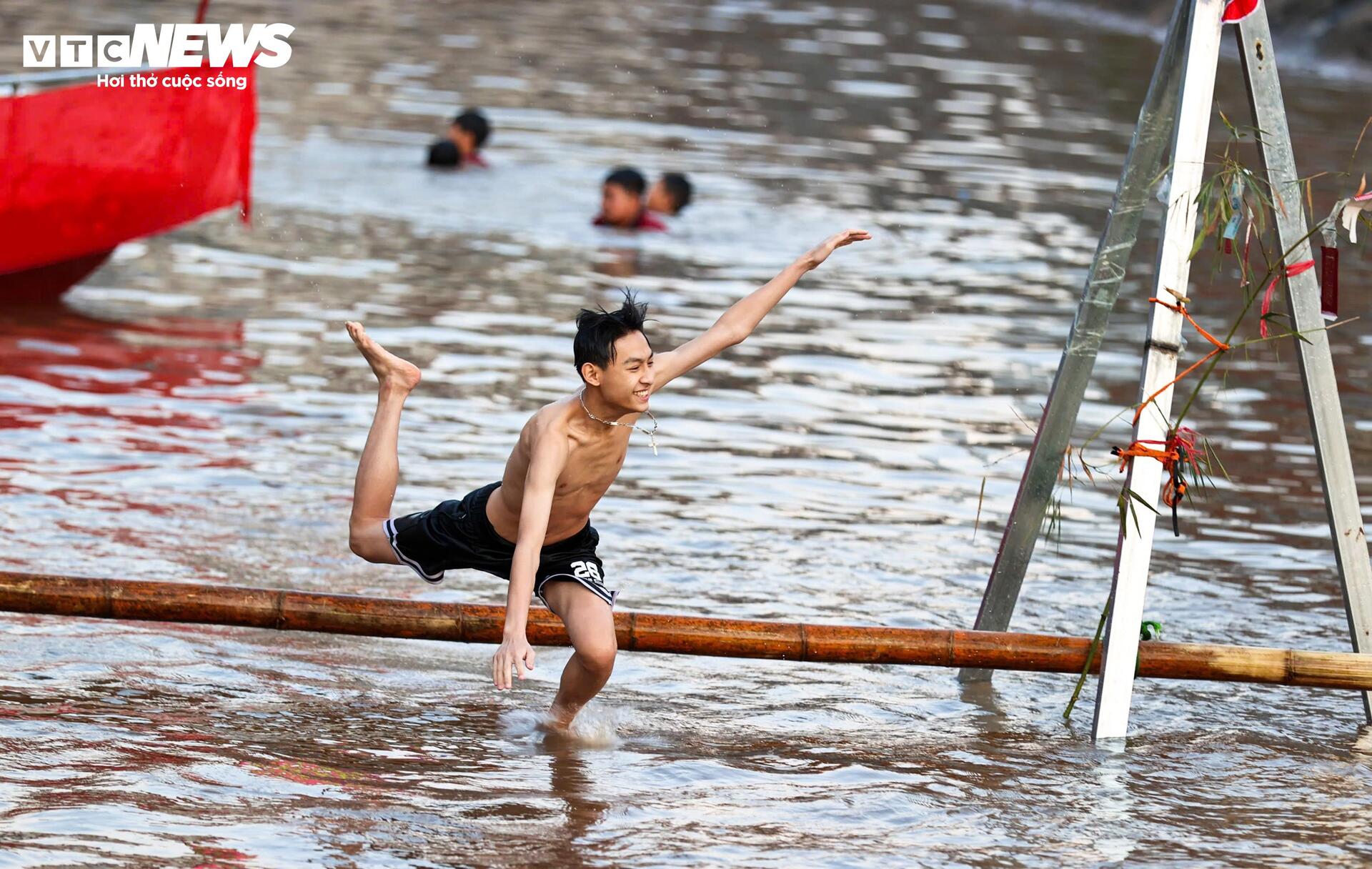 Trai gái làng gốm ở Hà Nội ngụp lặn săn ‘lộc vịt’ đầu xuân - 6