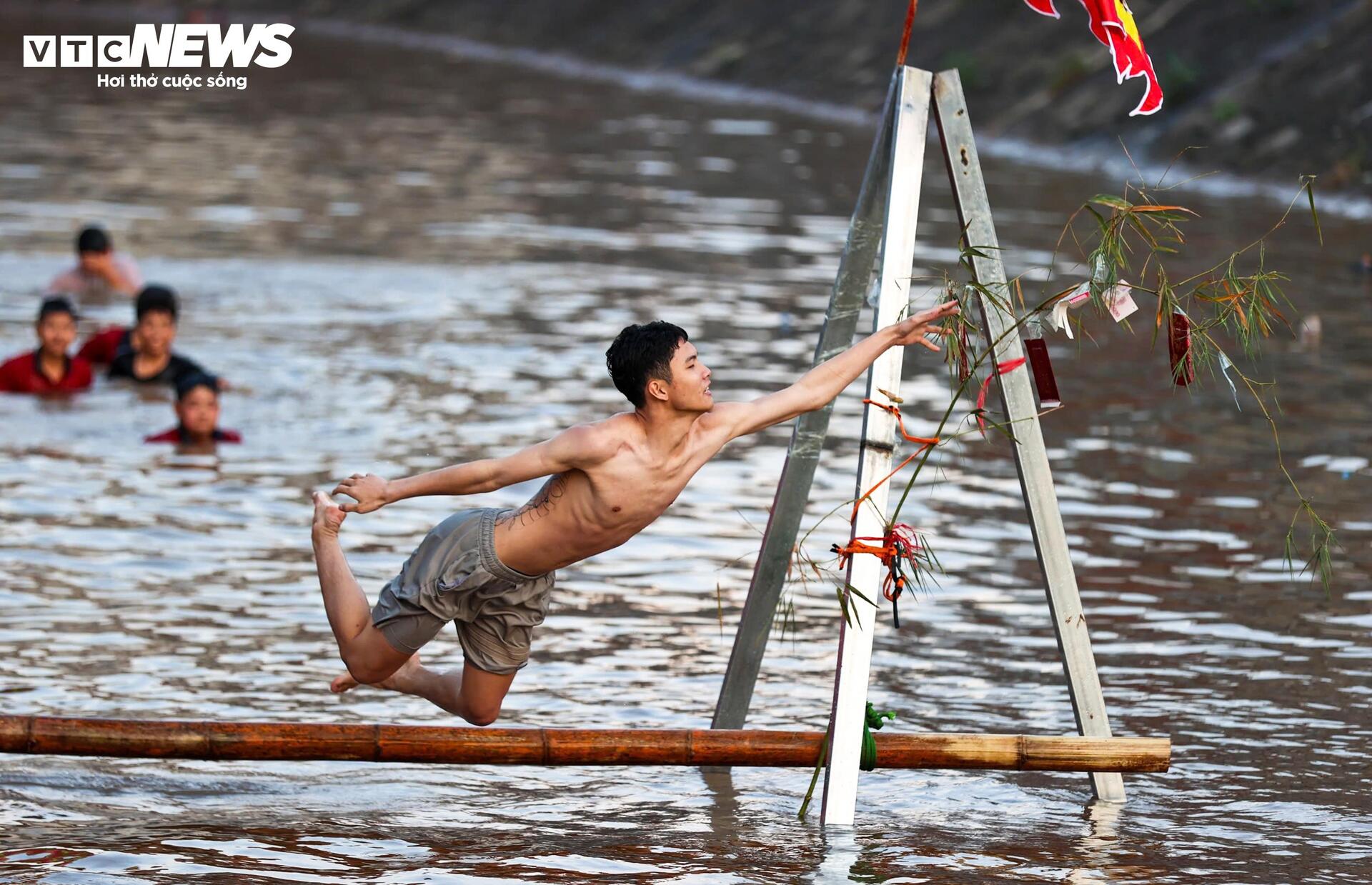 Trai gái làng gốm ở Hà Nội ngụp lặn săn ‘lộc vịt’ đầu xuân - 5