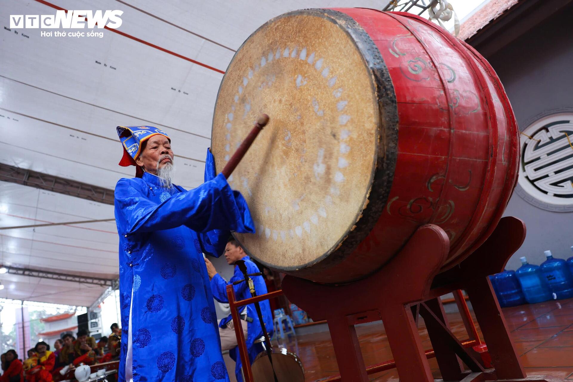 Trai gái làng gốm ở Hà Nội ngụp lặn săn ‘lộc vịt’ đầu xuân - 2