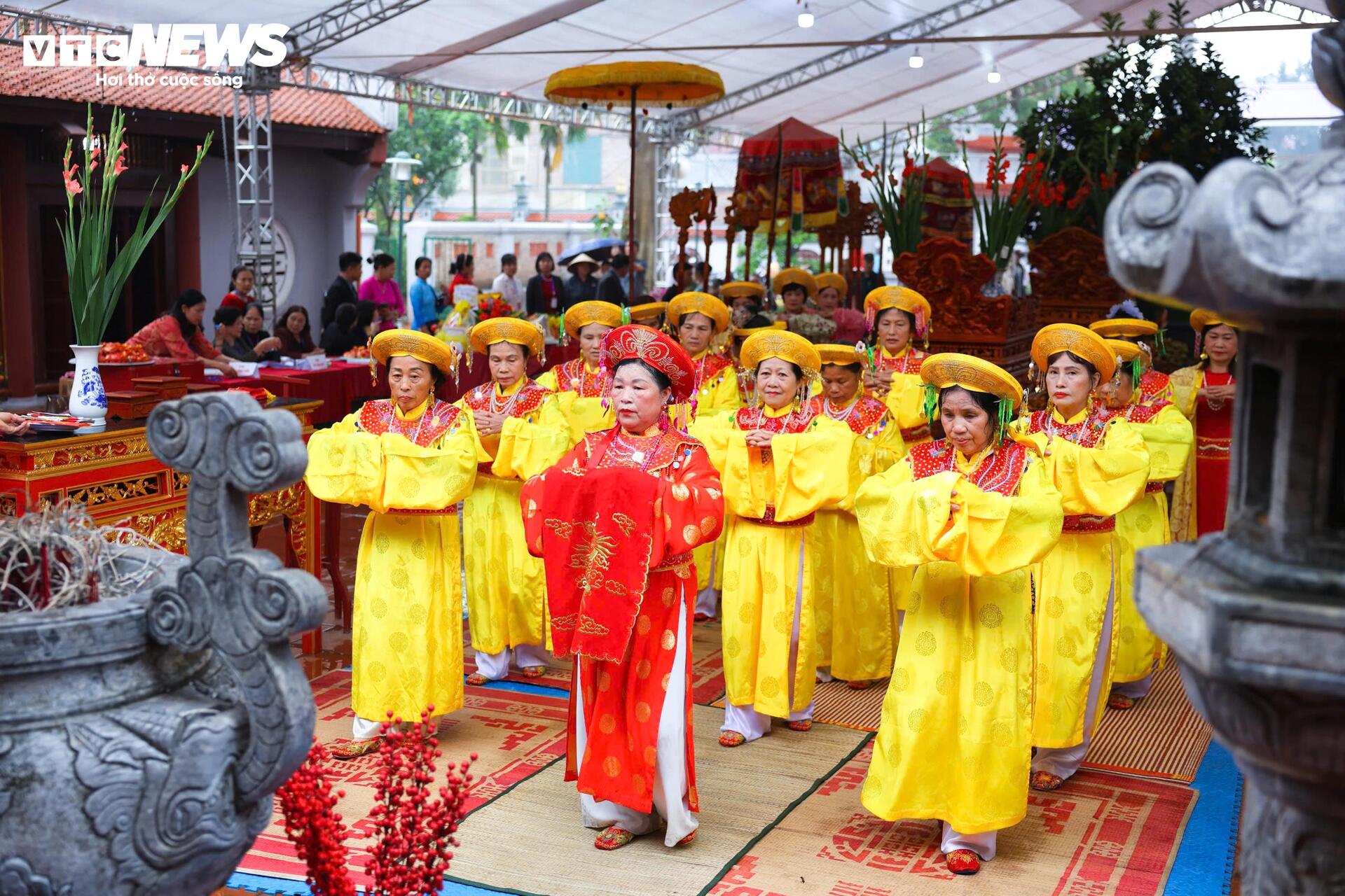 Trai gái làng gốm ở Hà Nội ngụp lặn săn ‘lộc vịt’ đầu xuân - 1