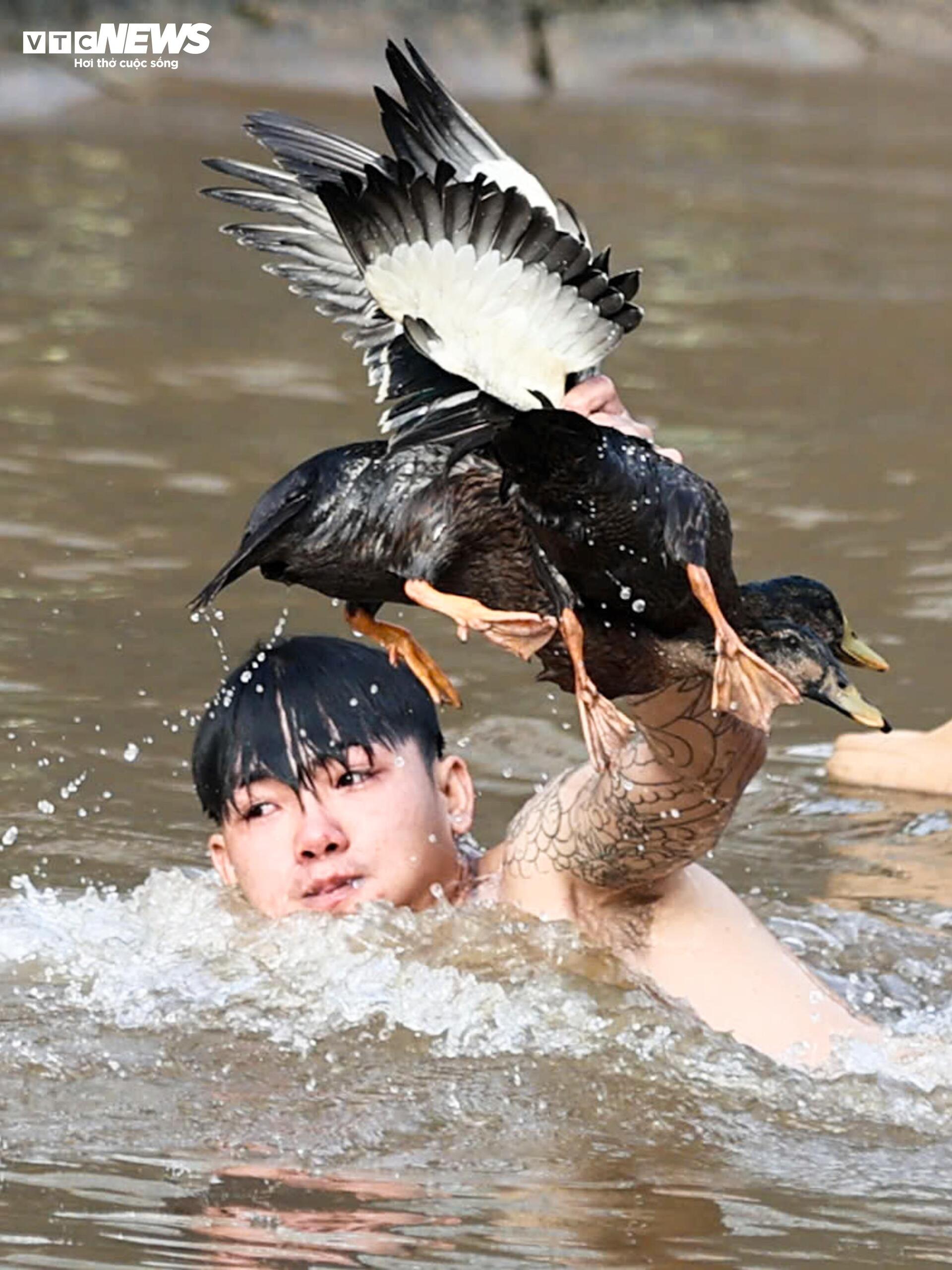 Trai gái làng gốm ở Hà Nội ngụp lặn săn ‘lộc vịt’ đầu xuân - 8