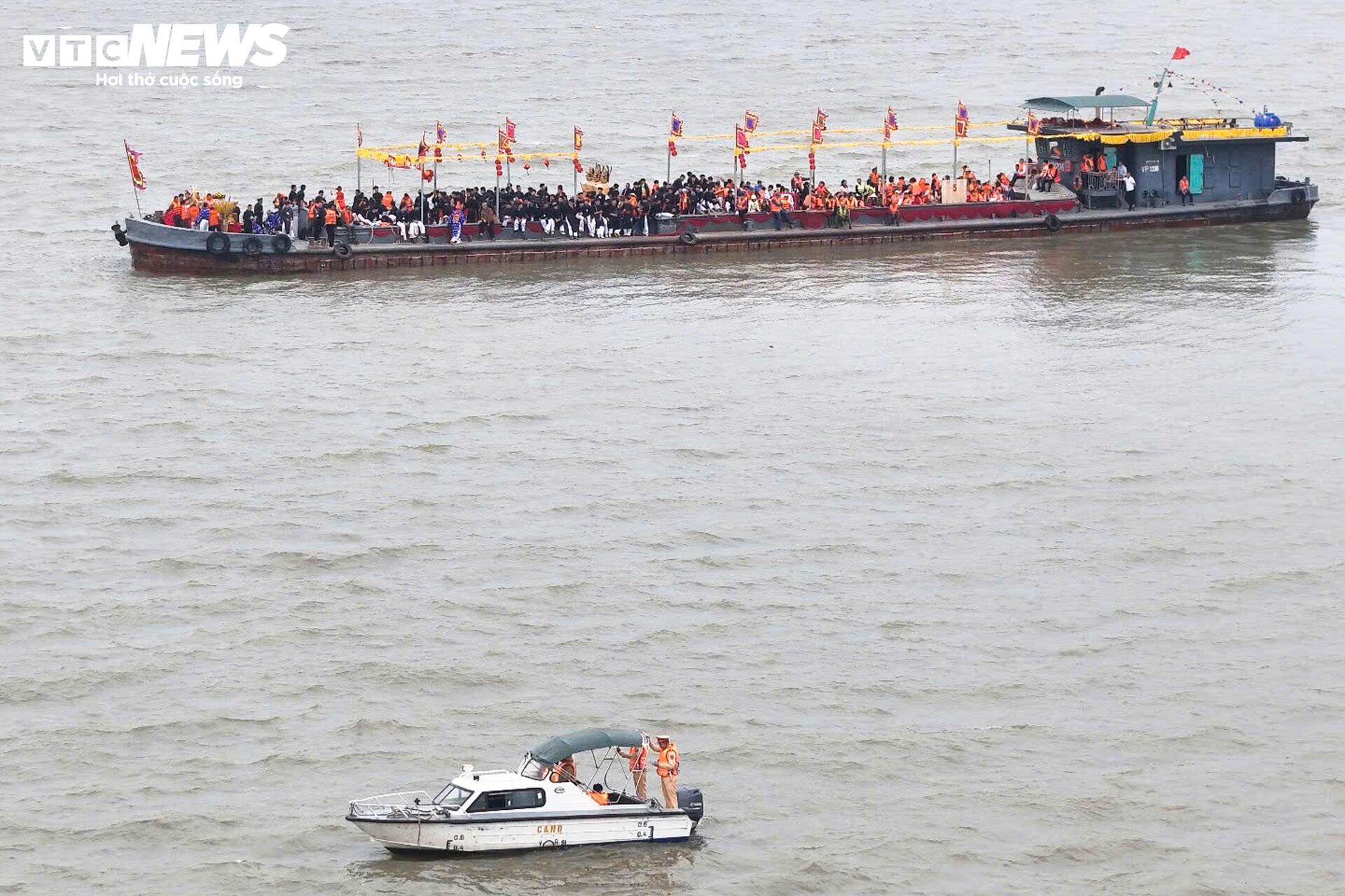 CSGT đường thủy Hà Nội bảo đảm an toàn cho lễ hội - 5