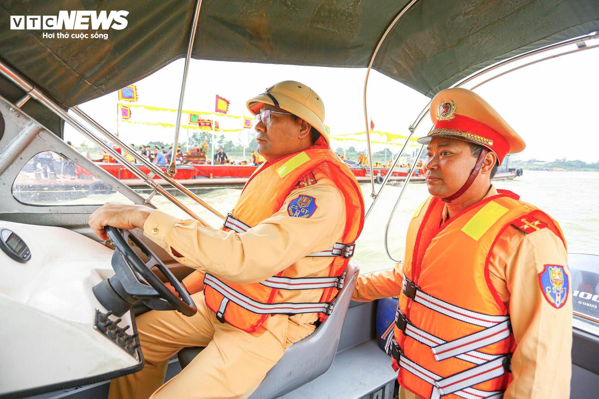 CSGT đường thủy Hà Nội bảo đảm an toàn cho lễ hội - 6