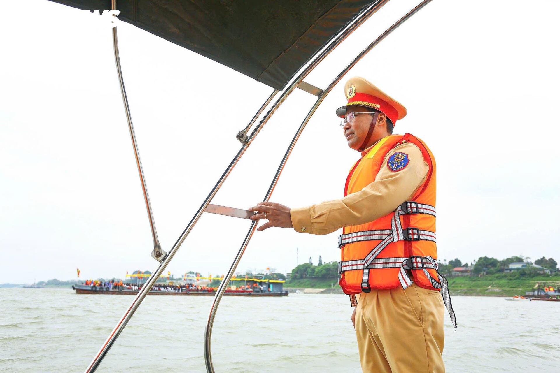 CSGT đường thủy Hà Nội bảo đảm an toàn cho lễ hội - 7