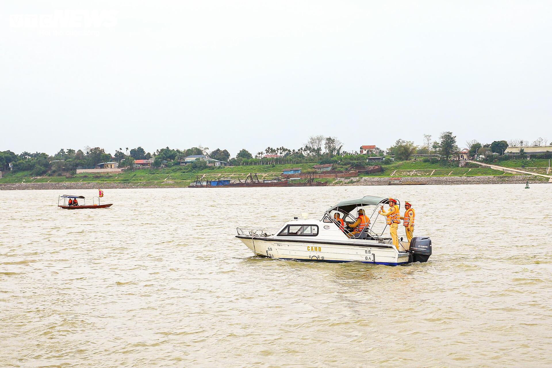 CSGT đường thủy Hà Nội bảo đảm an toàn cho lễ hội - 8