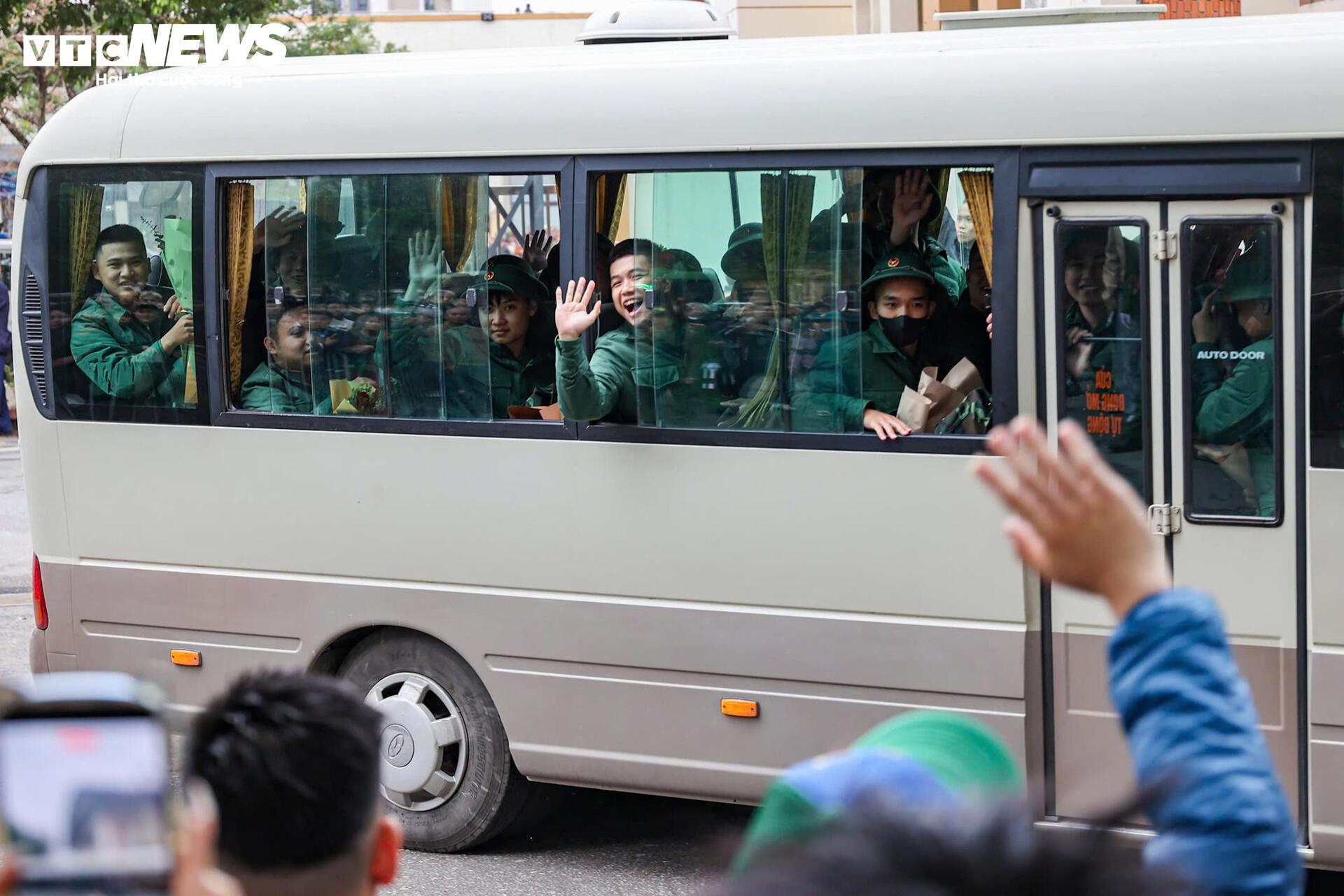 Tân binh bịn rịn chia tay bạn gái, hẹn tổ chức đám cưới sau 2 năm quân ngũ - 18