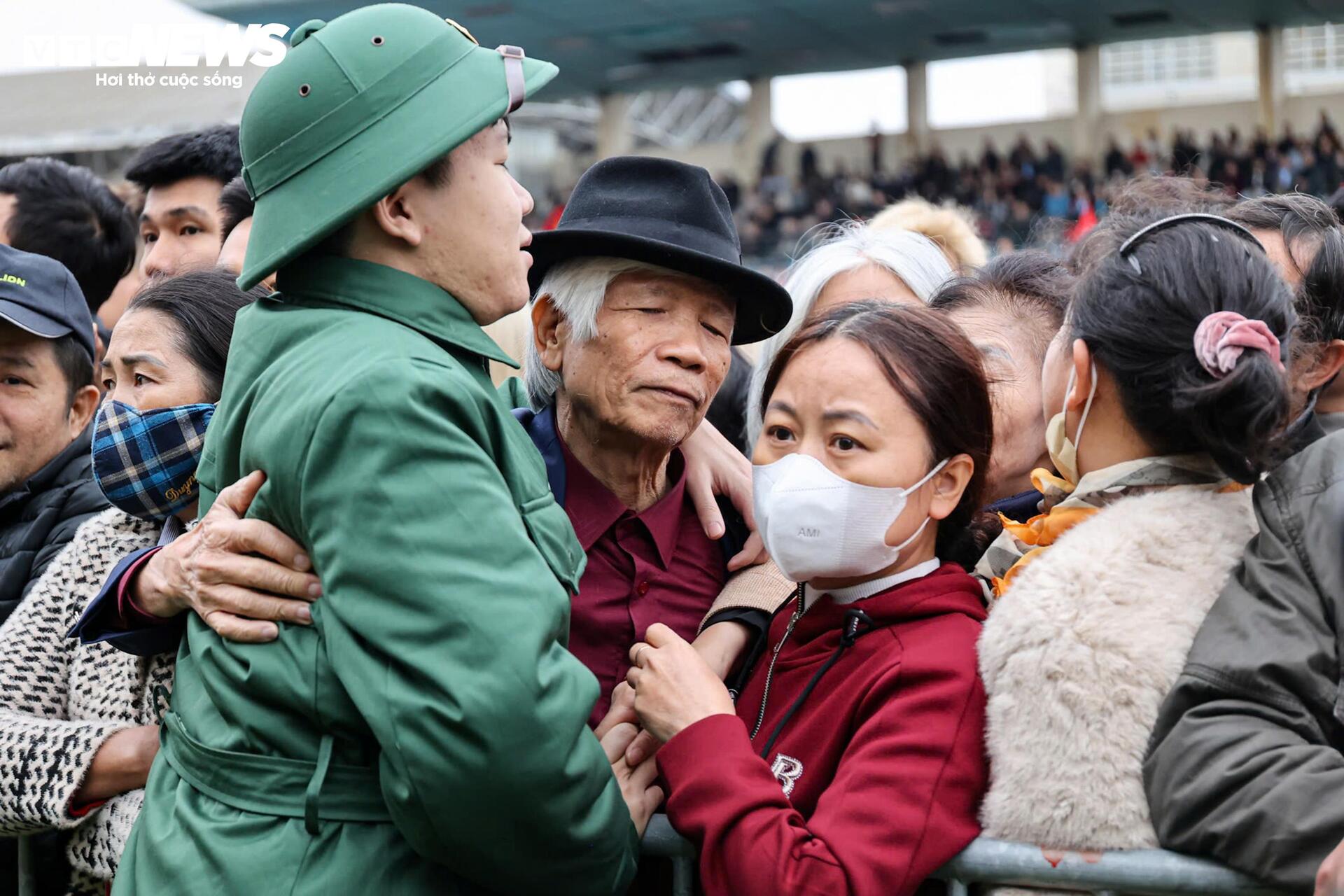 Tân binh bịn rịn chia tay bạn gái, hẹn tổ chức đám cưới sau 2 năm quân ngũ - 2