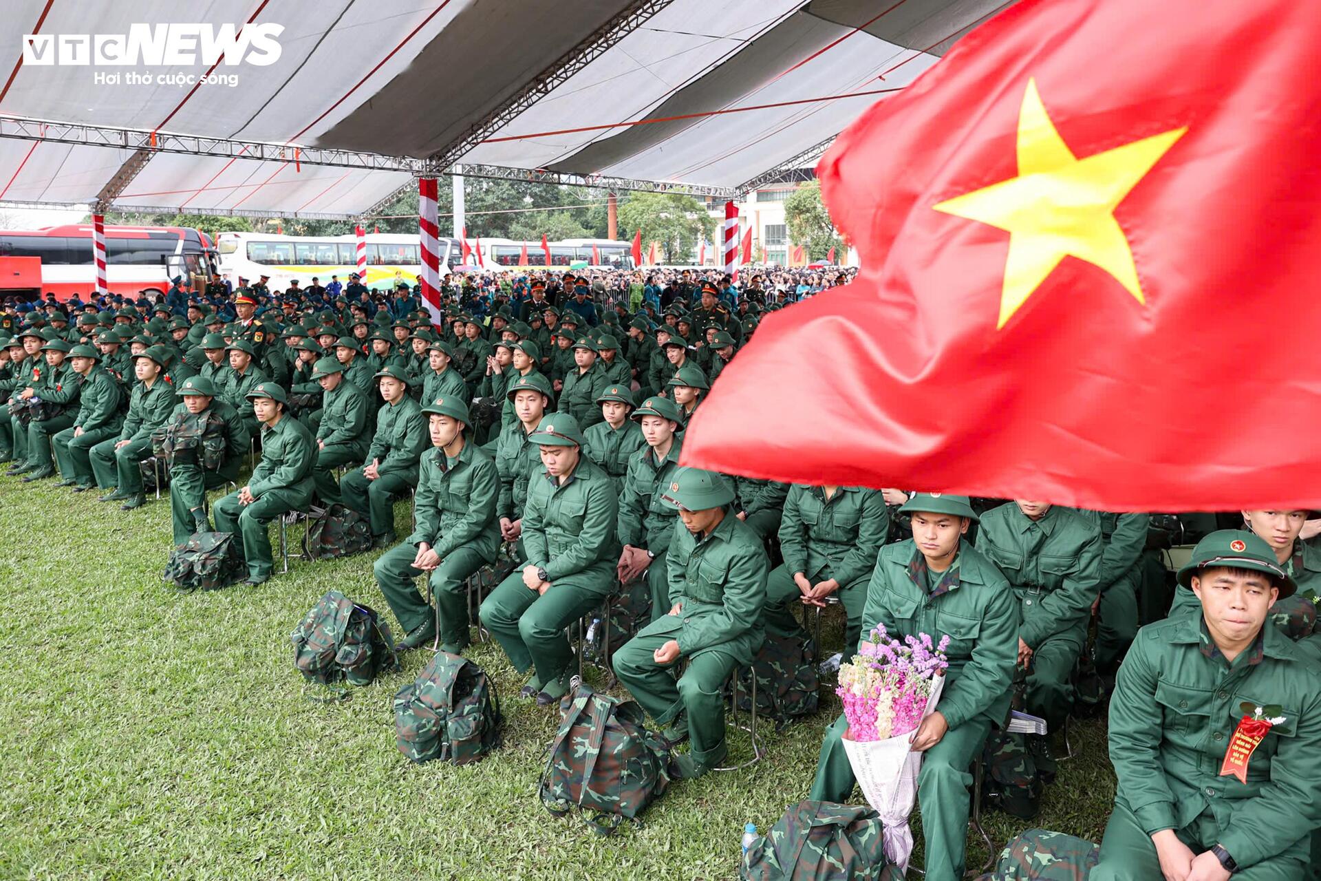 Tân binh bịn rịn chia tay bạn gái, hẹn tổ chức đám cưới sau 2 năm quân ngũ - 1