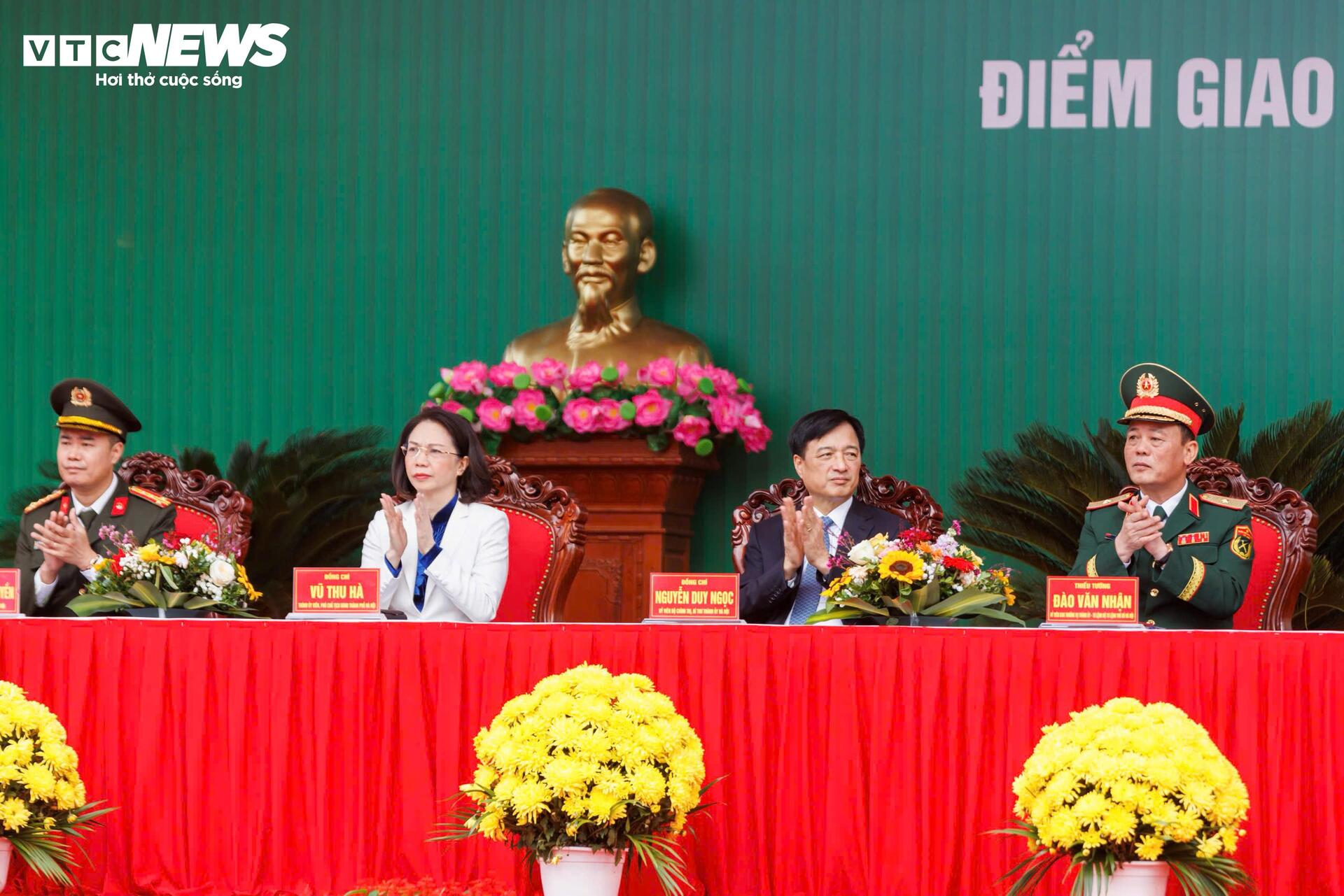 Tân binh bịn rịn chia tay bạn gái, hẹn tổ chức đám cưới sau 2 năm quân ngũ - 5