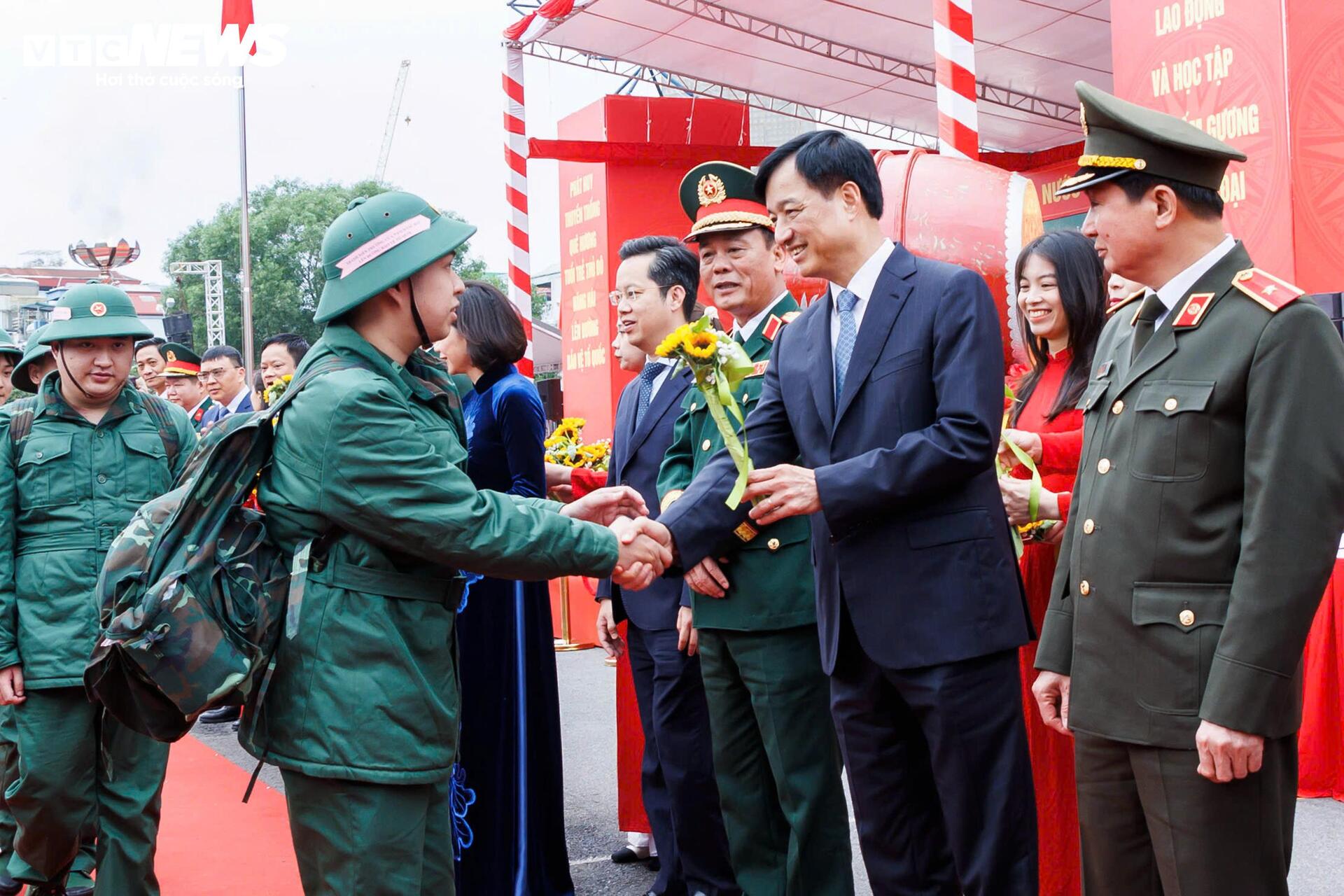 Tân binh bịn rịn chia tay bạn gái, hẹn tổ chức đám cưới sau 2 năm quân ngũ - 7