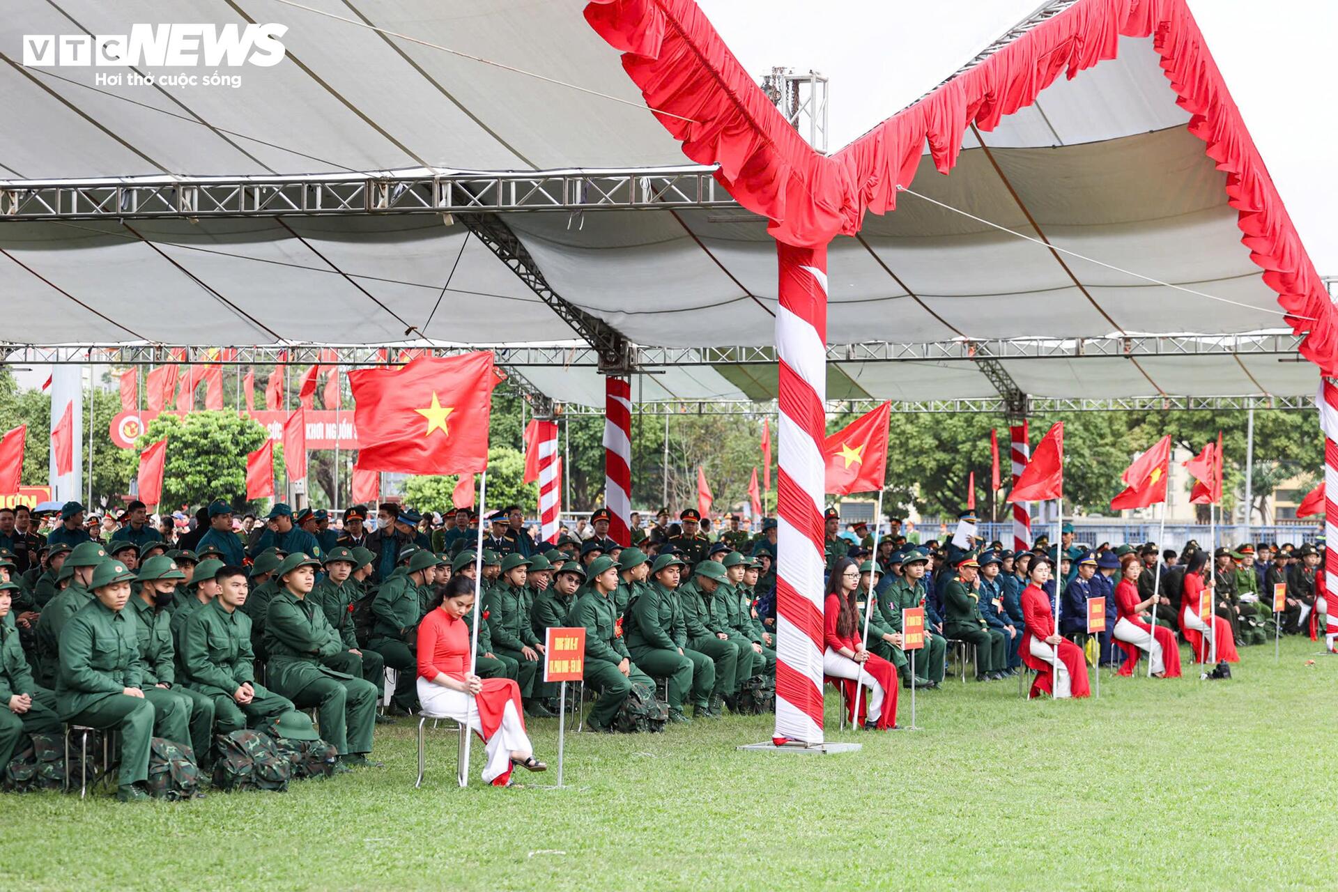 Tân binh bịn rịn chia tay bạn gái, hẹn tổ chức đám cưới sau 2 năm quân ngũ - 9