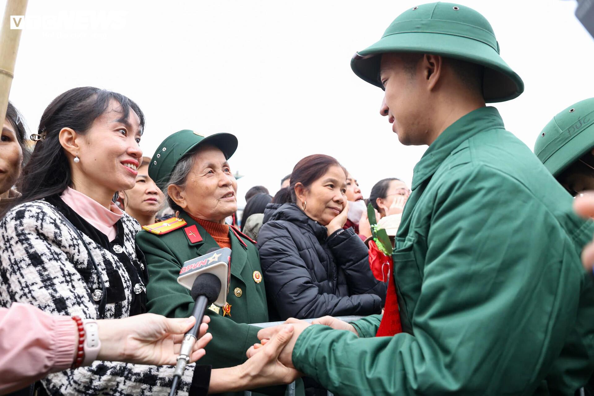 Tân binh bịn rịn chia tay bạn gái, hẹn tổ chức đám cưới sau 2 năm quân ngũ - 14