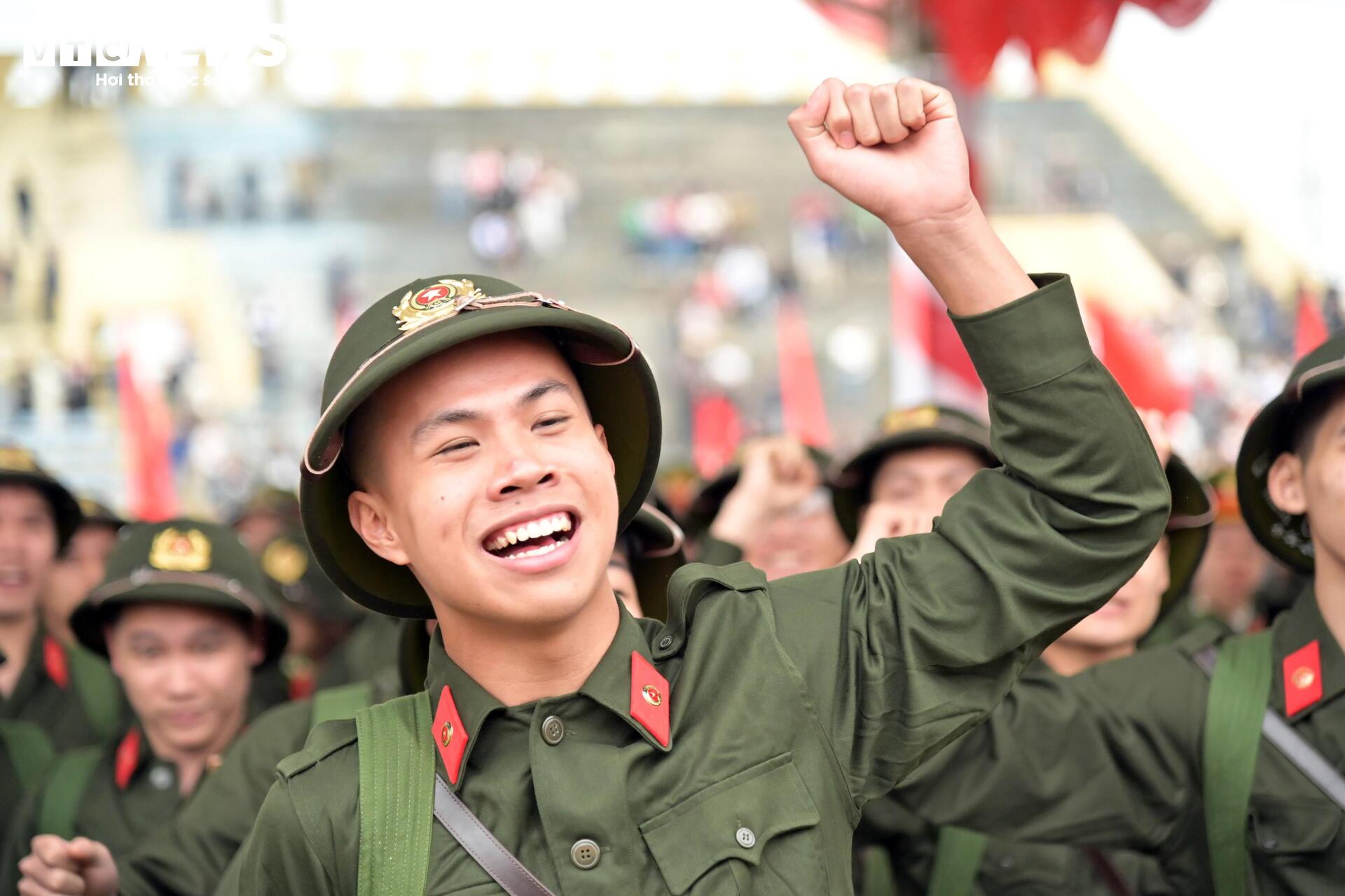 Tân binh bịn rịn chia tay bạn gái, hẹn tổ chức đám cưới sau 2 năm quân ngũ - 20