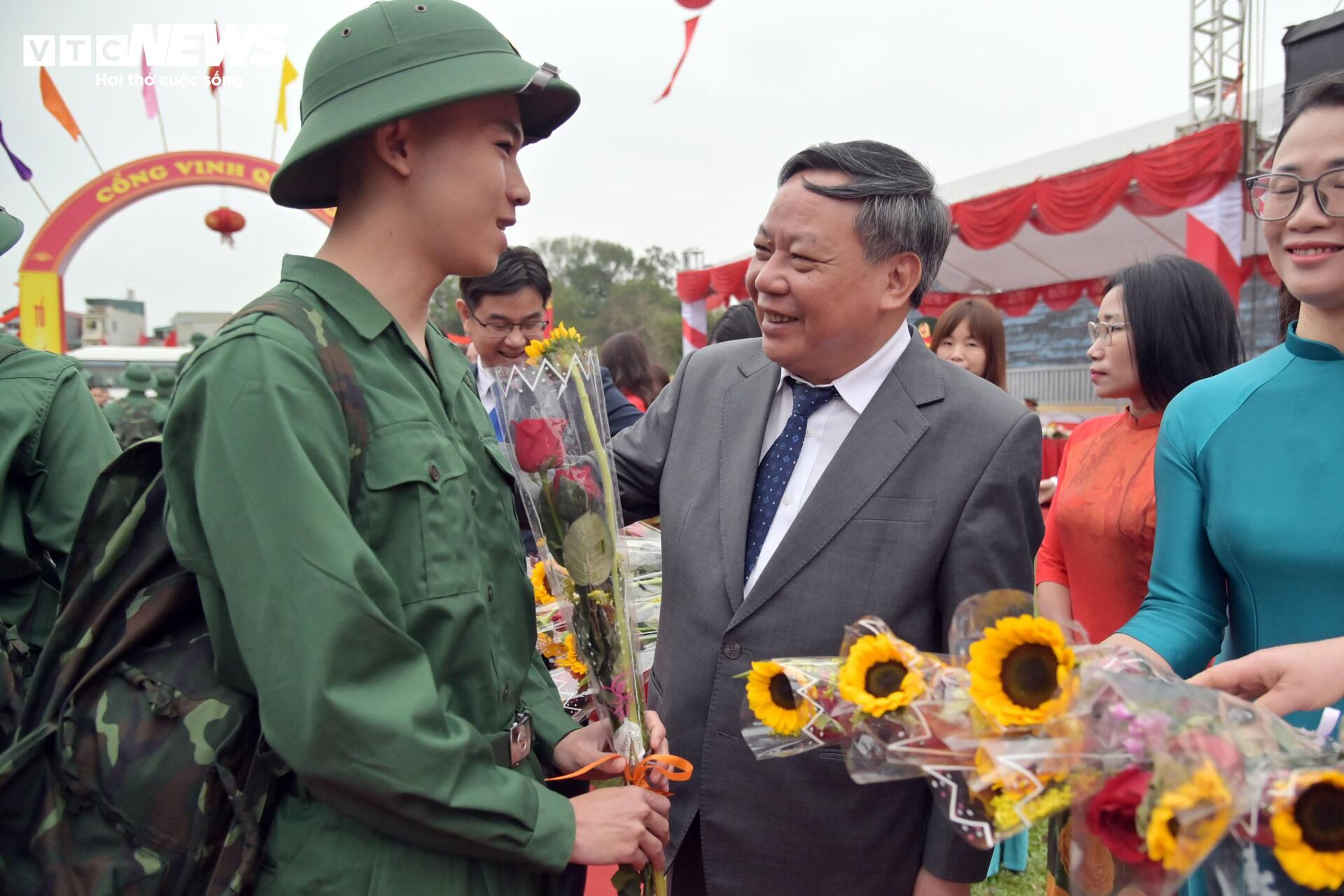 Tân binh bịn rịn chia tay bạn gái, hẹn tổ chức đám cưới sau 2 năm quân ngũ - 22