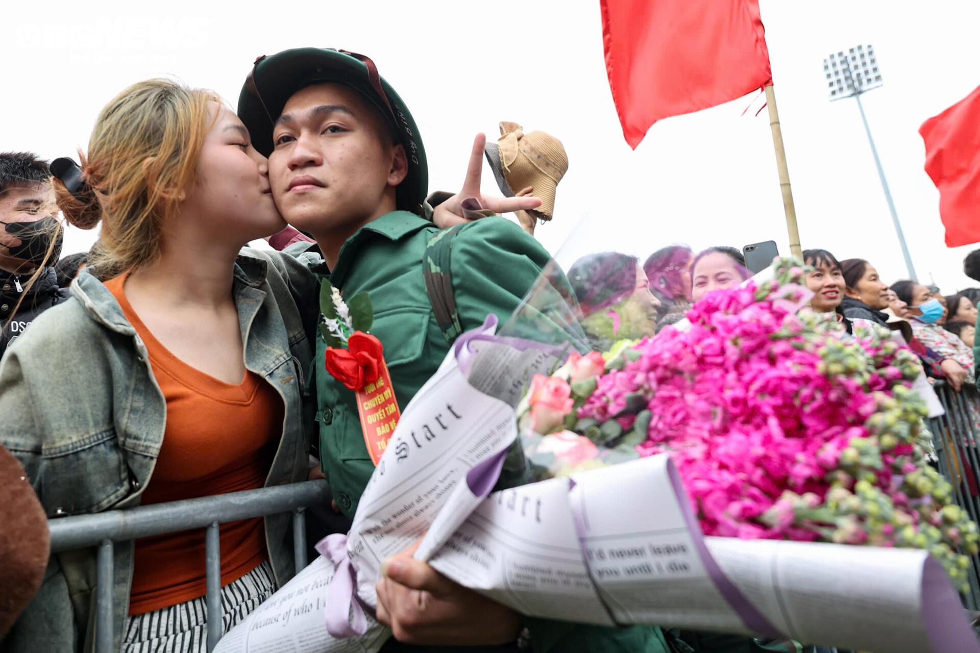 Tân binh bịn rịn chia tay bạn gái, hẹn tổ chức đám cưới sau 2 năm quân ngũ - 16