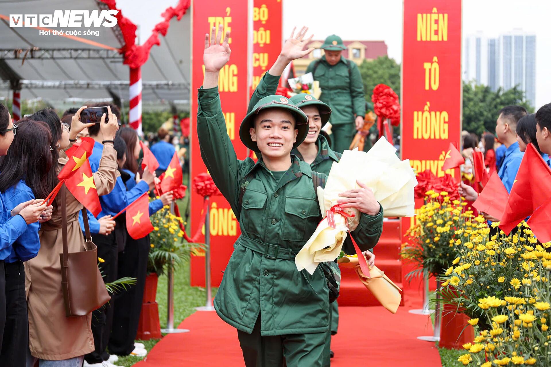 Tân binh bịn rịn chia tay bạn gái, hẹn tổ chức đám cưới sau 2 năm quân ngũ - 17