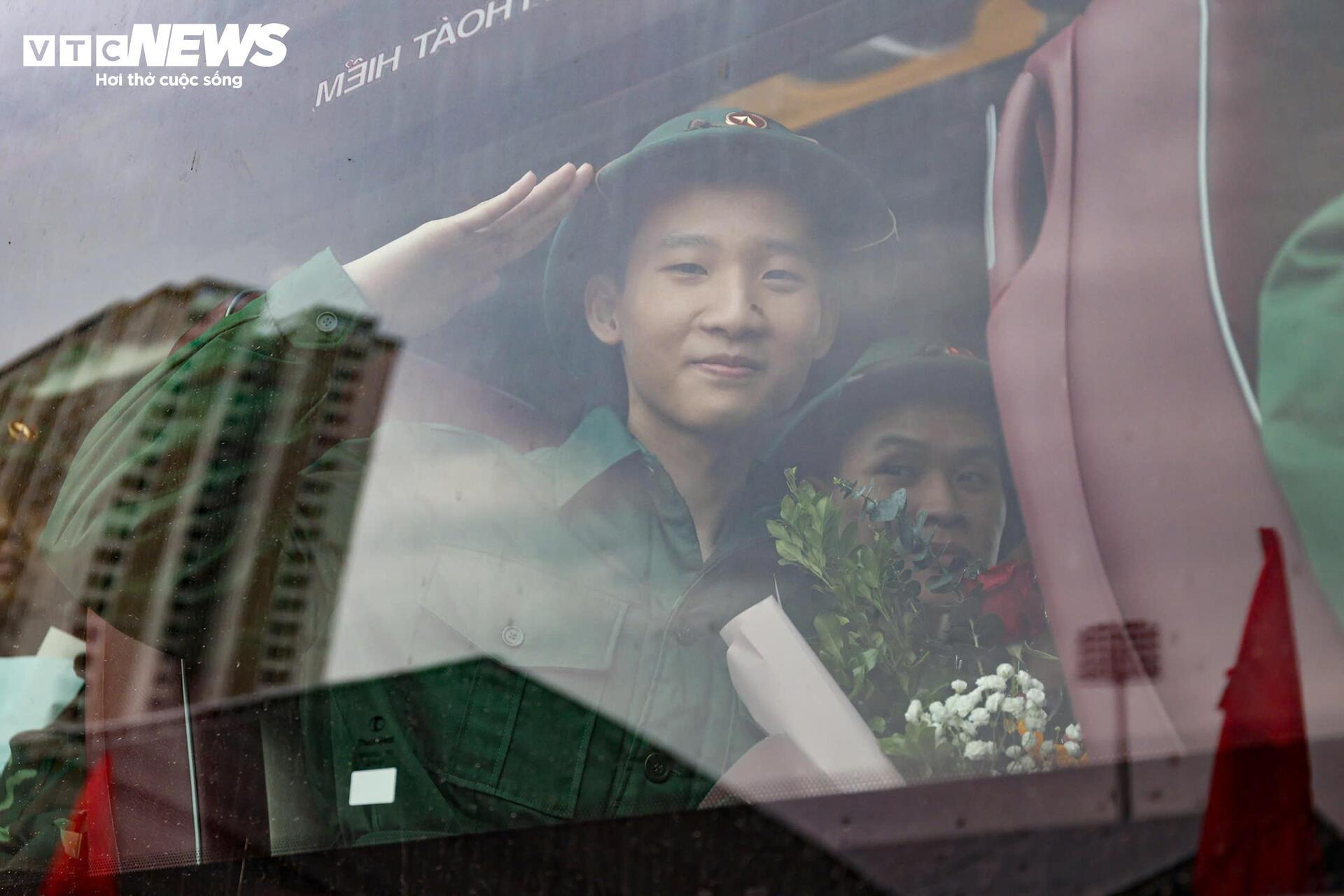 Tân binh bịn rịn chia tay bạn gái, hẹn tổ chức đám cưới sau 2 năm quân ngũ - 19