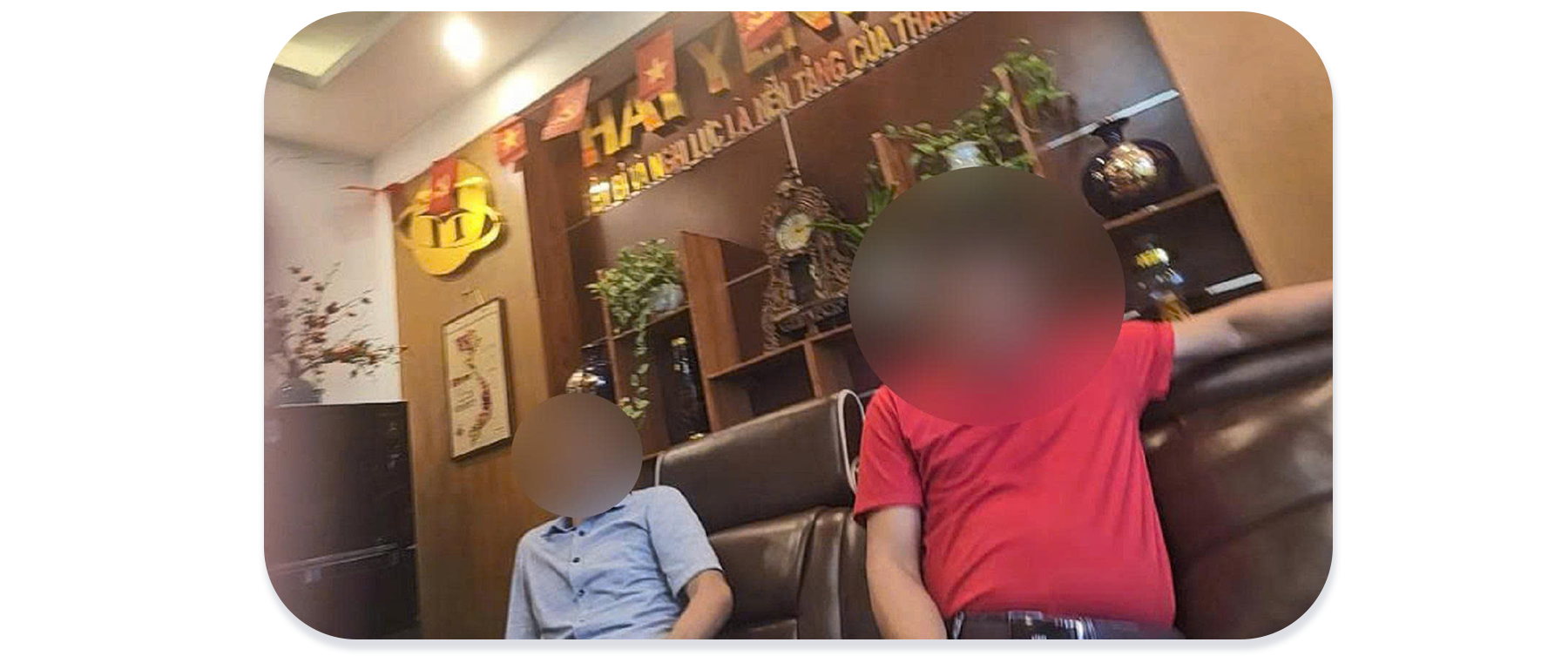 Phong (áo xanh) và Dũng (áo đỏ) trao đổi với phóng viên.