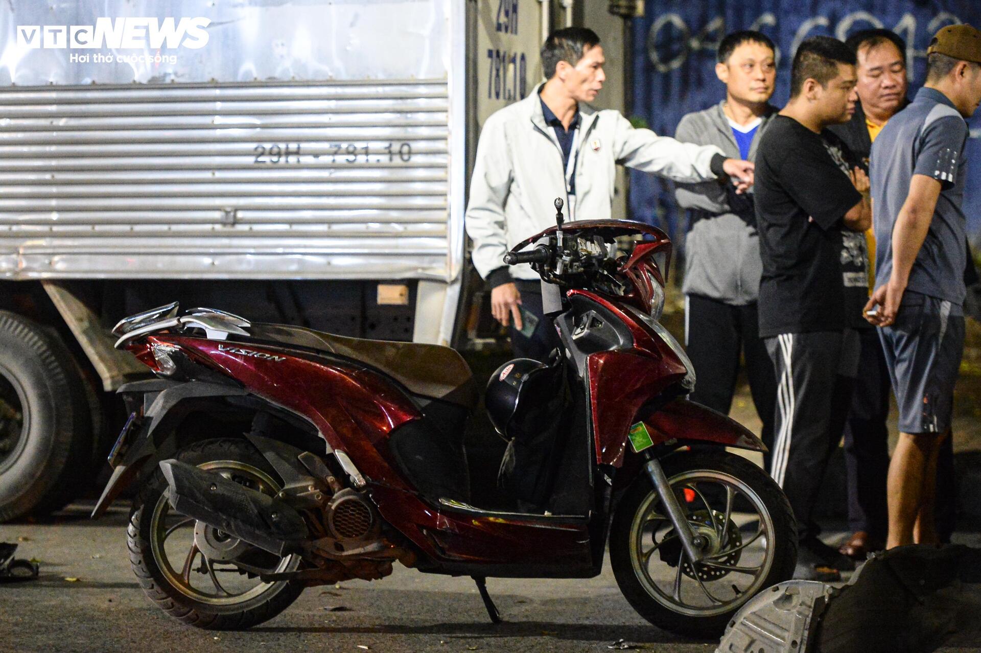 Hiện trường ngổn ngang sau vụ ô tô tông liên hoàn 7 phương tiện ở Hà Nội - 6