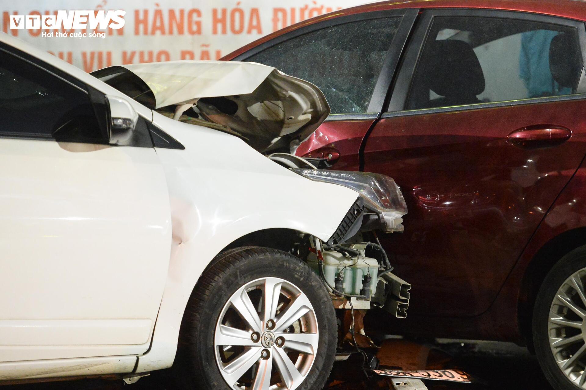 Hiện trường ngổn ngang sau vụ ô tô tông liên hoàn 7 phương tiện ở Hà Nội - 3