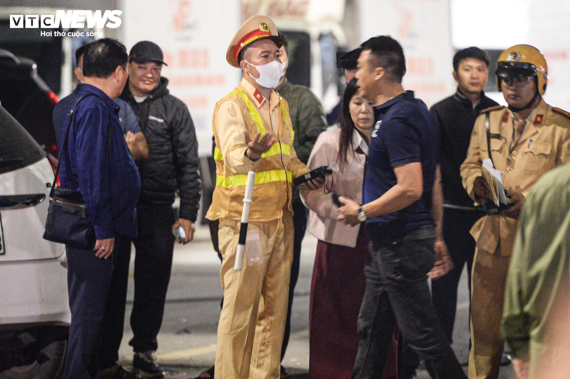 Hiện trường ngổn ngang sau vụ ô tô tông liên hoàn 7 phương tiện ở Hà Nội - 8