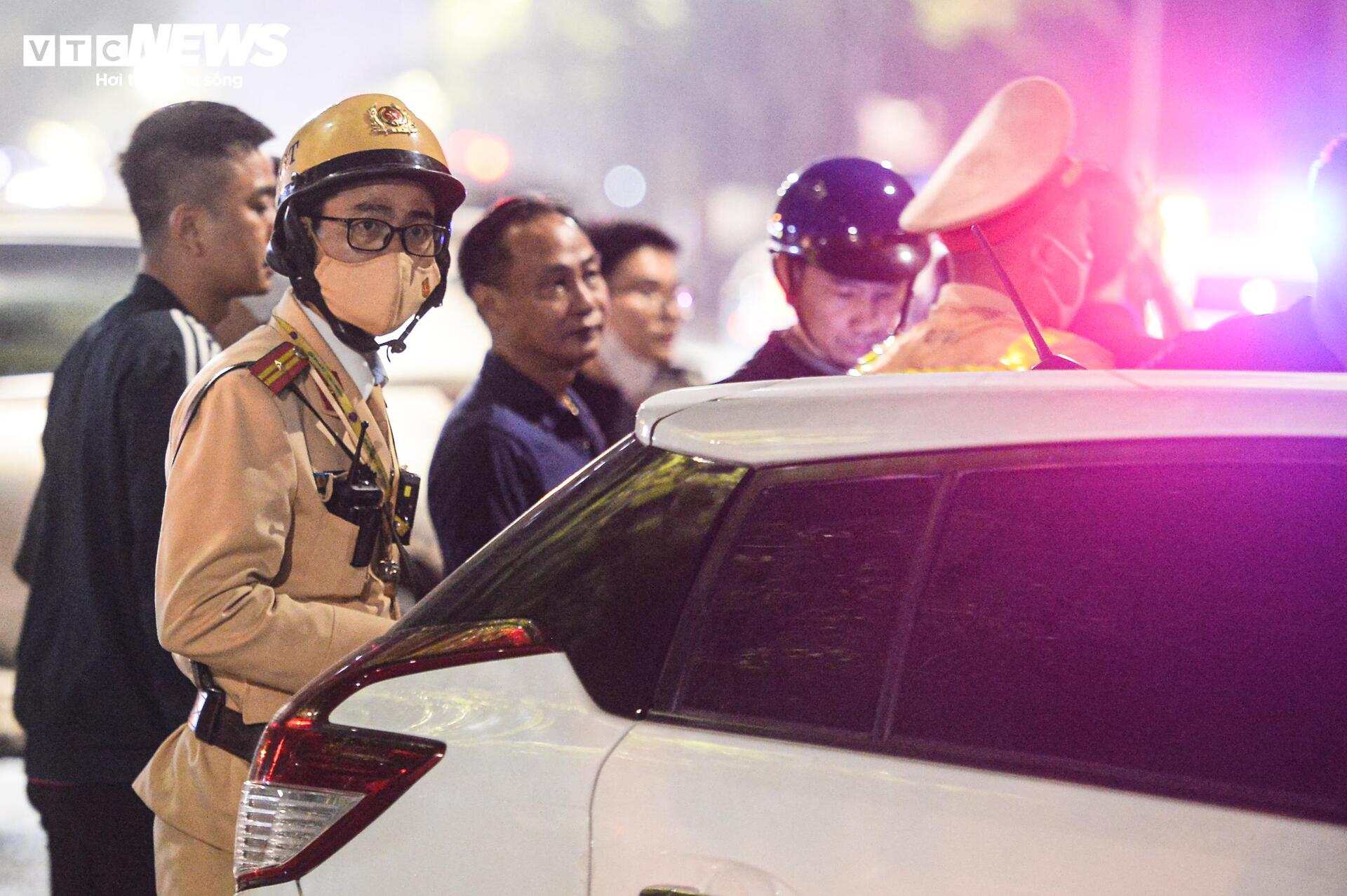 Hiện trường ngổn ngang sau vụ ô tô tông liên hoàn 7 phương tiện ở Hà Nội - 9